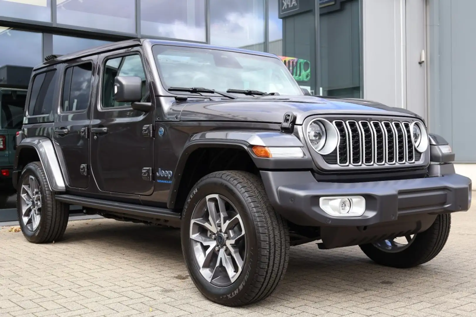 Jeep Wrangler NIEUW 4XE 380 SAHARA / Plug In Hybrid / My Sky ope Grau - 2