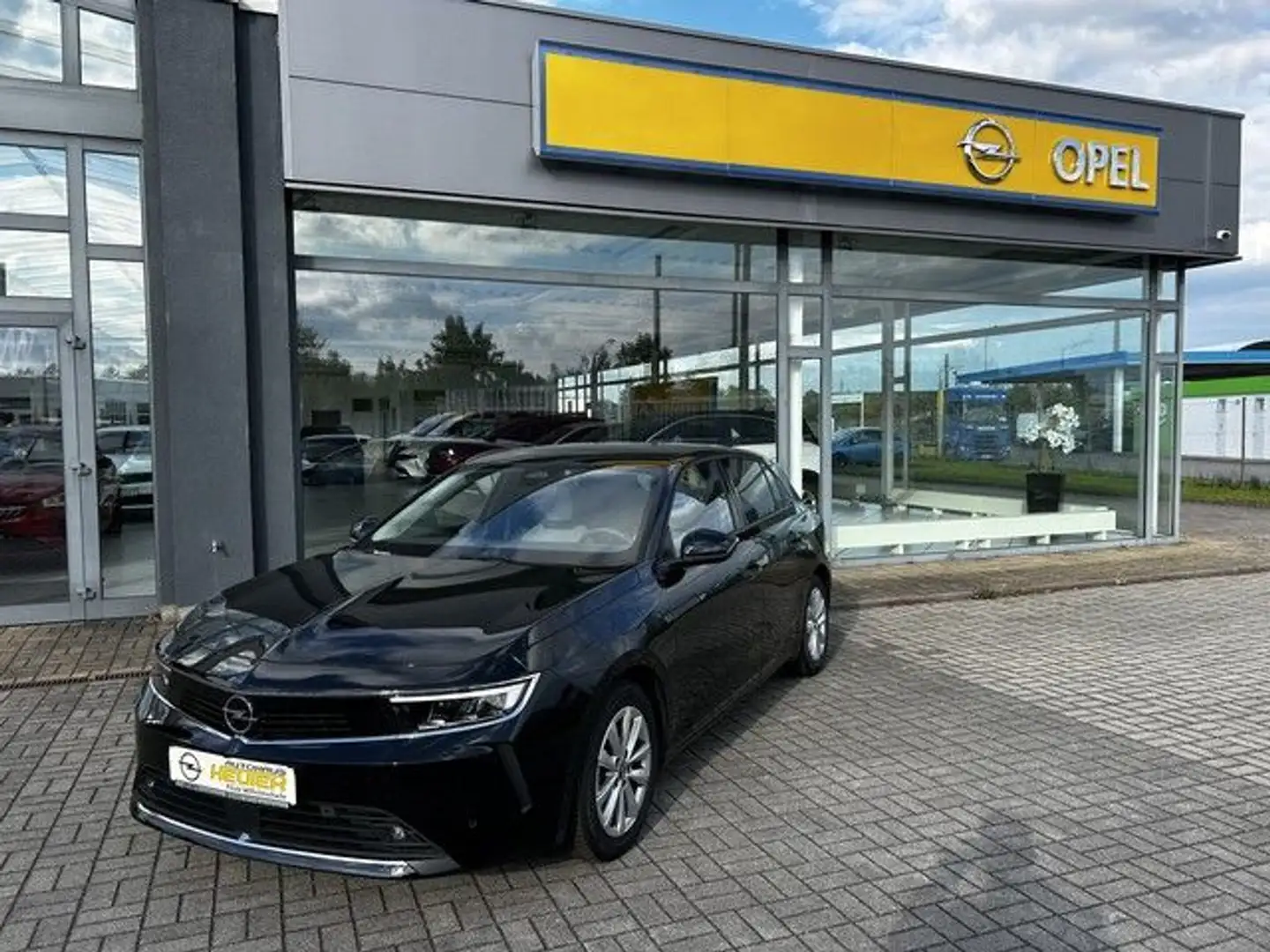 Opel Astra 1.2 Turbo Edition Schwarz - 1