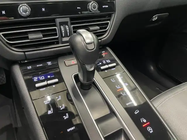 Porsche Macan view 11
