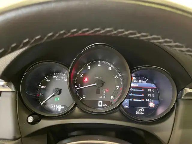 Porsche Macan view 5