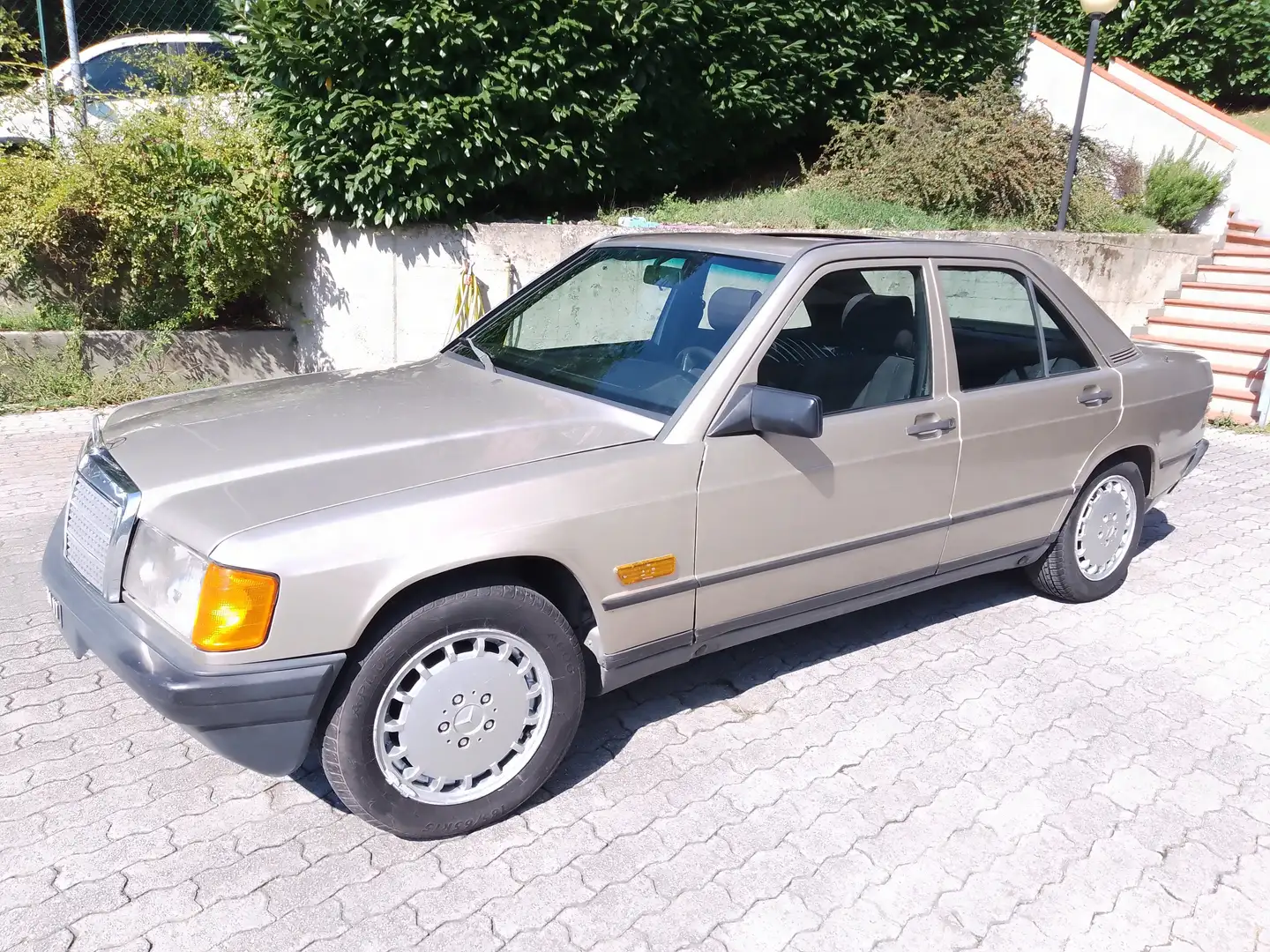 Mercedes-Benz 190 190 2.0 E 122cv Altın - 1
