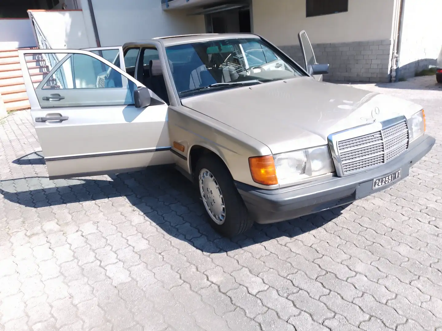 Mercedes-Benz 190 190 2.0 E 122cv Auriu - 2
