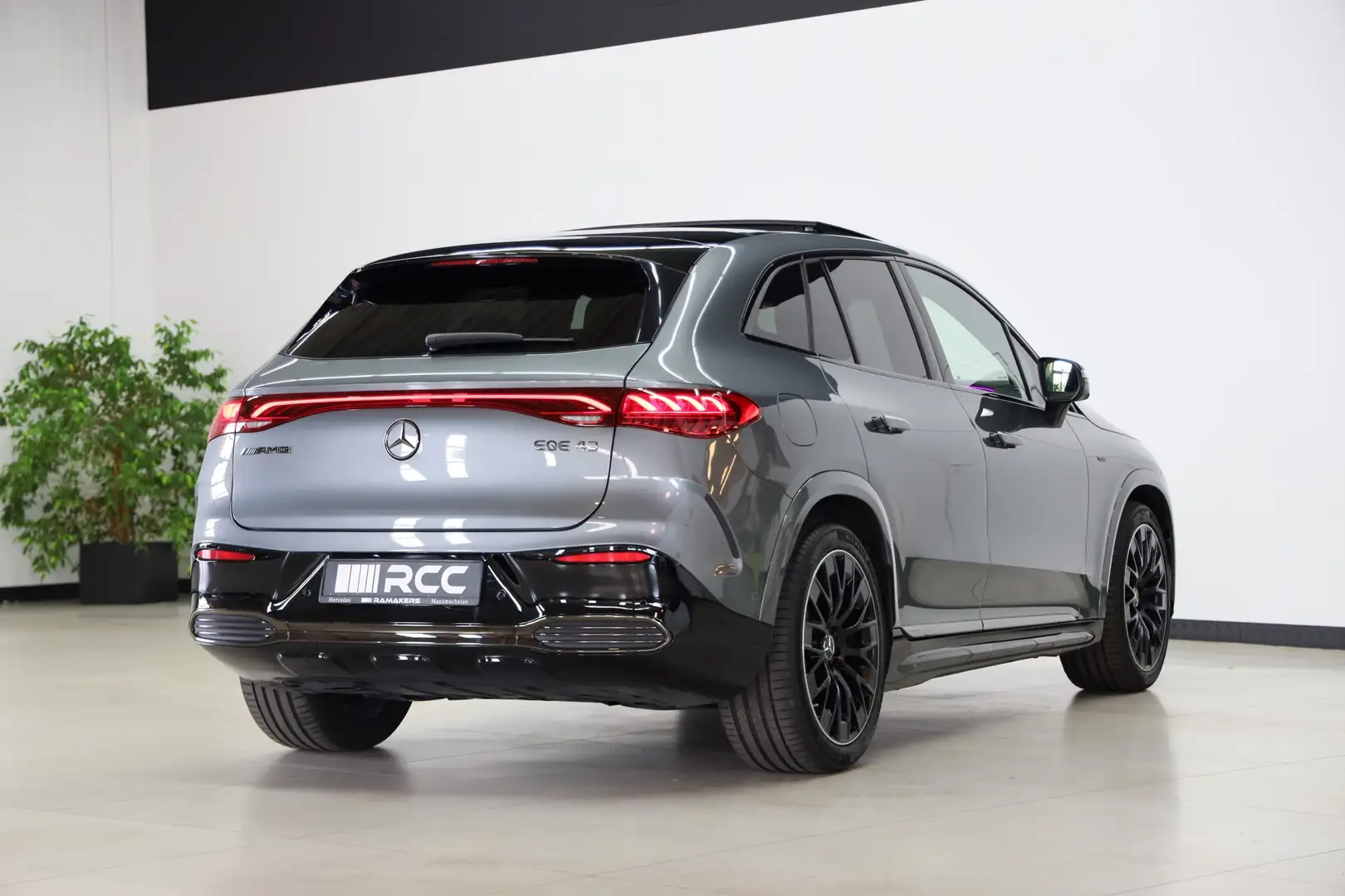 Mercedes-Benz EQE SUV 43 4M AMG Night-II *HYPERSCREEN* FULL OPTION Šedá - 2