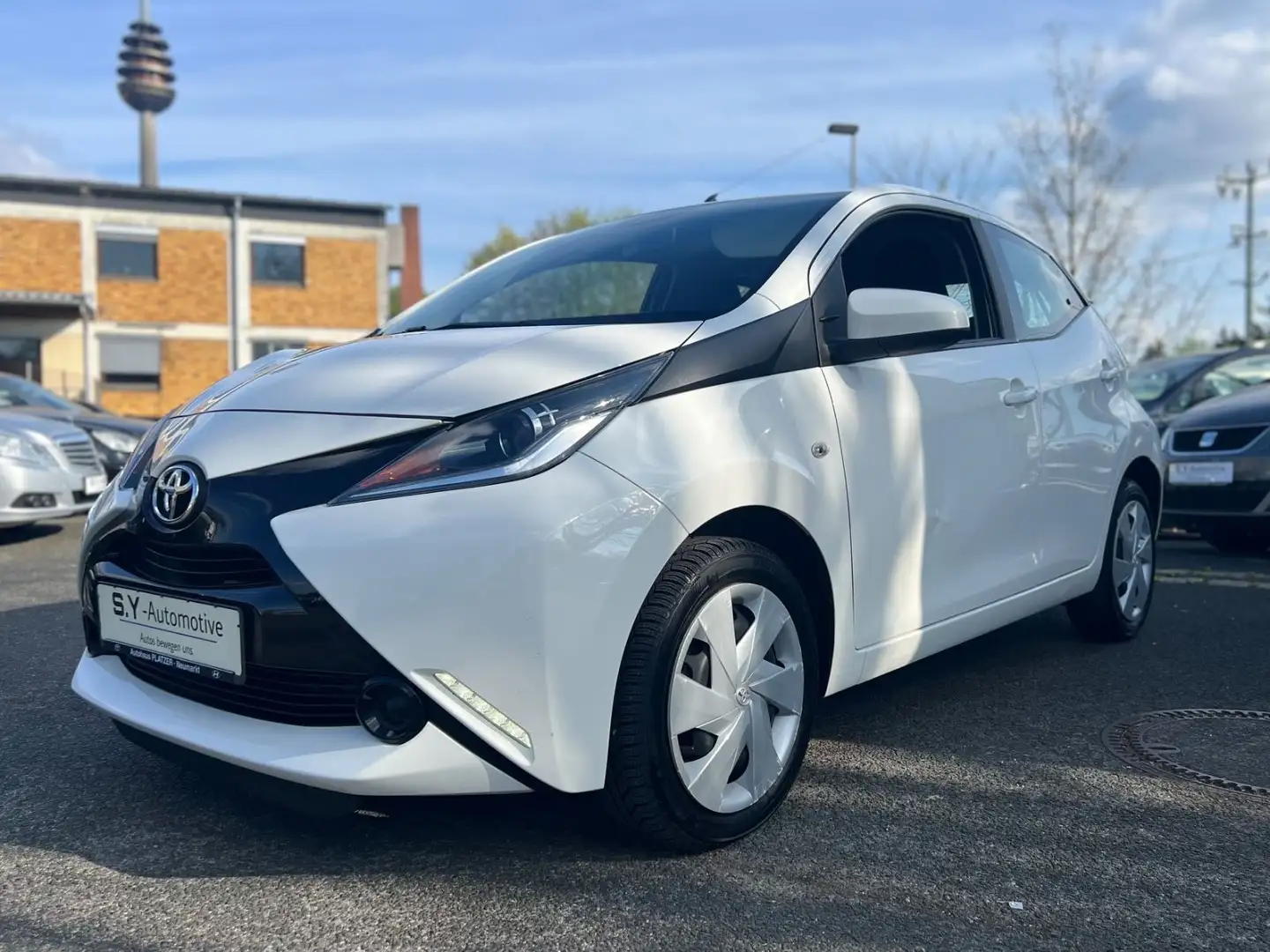 Toyota Aygo AYGO x-play/Klima/5Türer/8xReifen/BT/LED Bílá - 1