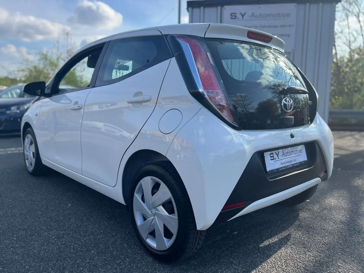 Toyota Aygo AYGO x-play/Klima/5Türer/8xReifen/BT/LED Bílá - 2