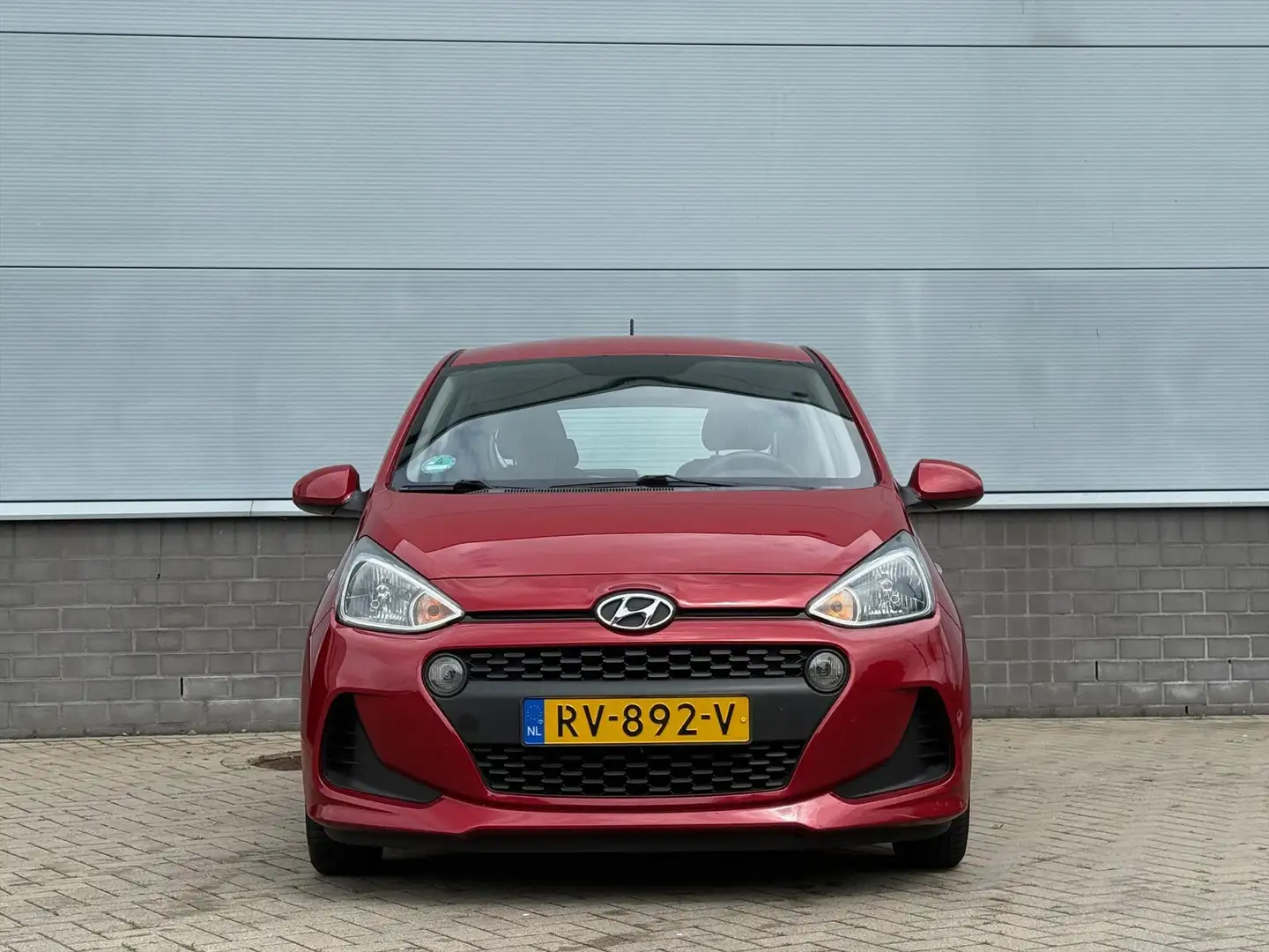 Hyundai i10 1.0i 66pk Blue Comfort | 4 Zits | Cruise Control | Rood - 2