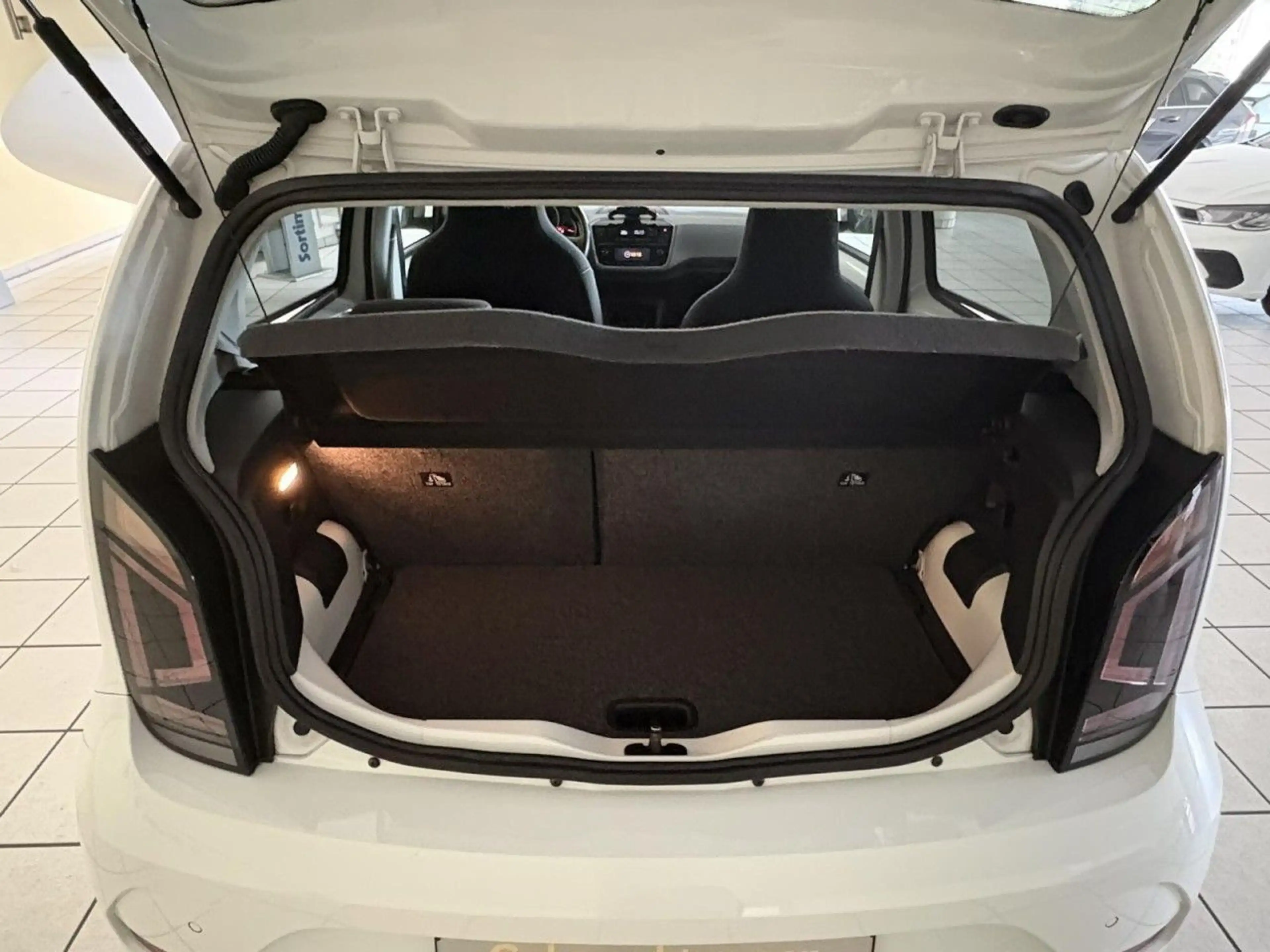Volkswagen up! Active — photo 11