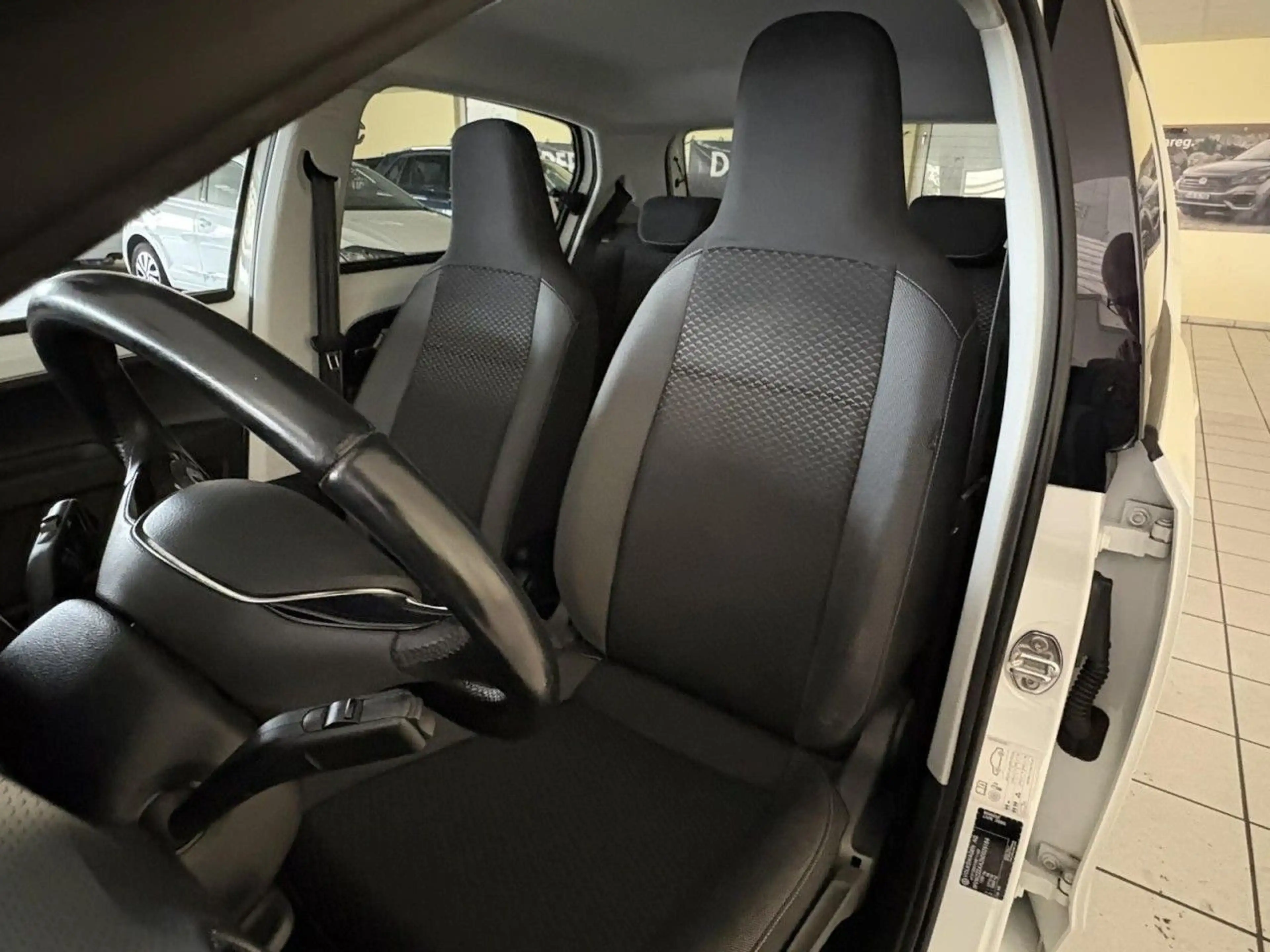 Volkswagen up! Active — photo 9