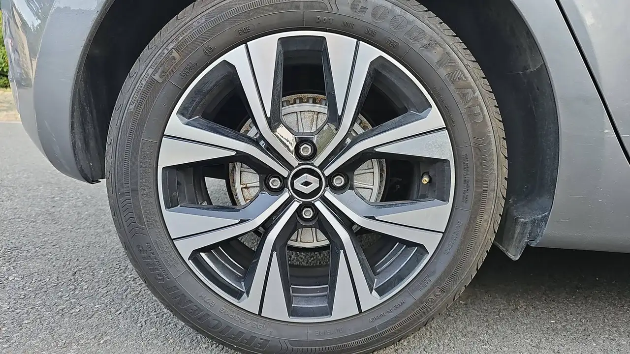 Renault Clio Citadine 5 portes — photo 16
