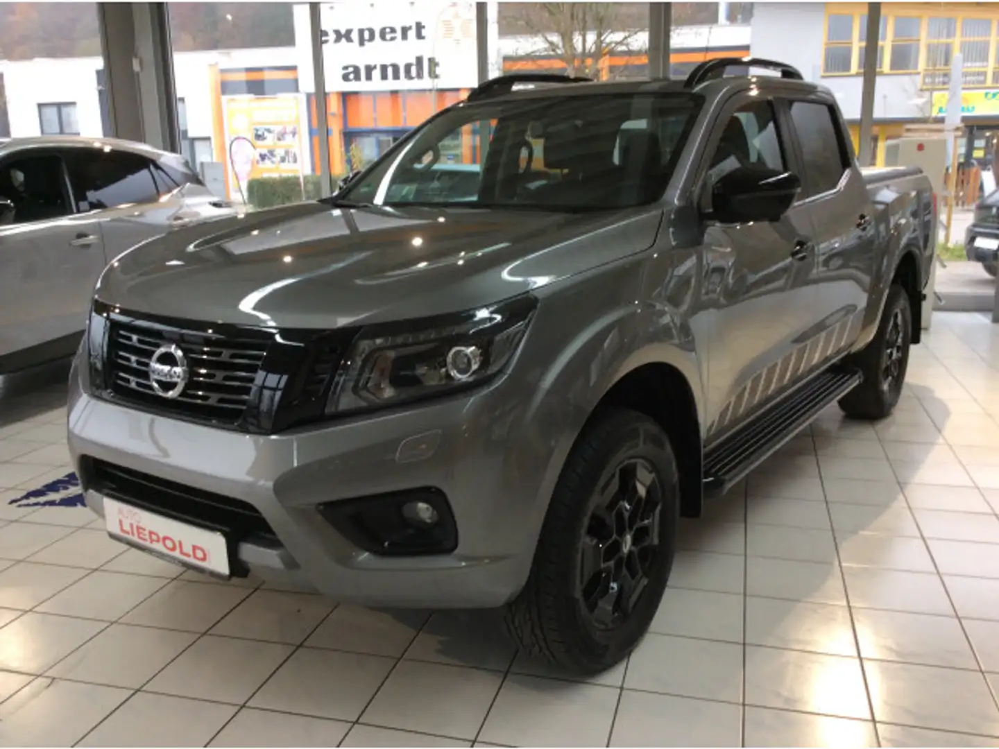 Nissan Navara 2,3 dCi N-Guard 190PS AT DIFF Rollcover A Grau - 2