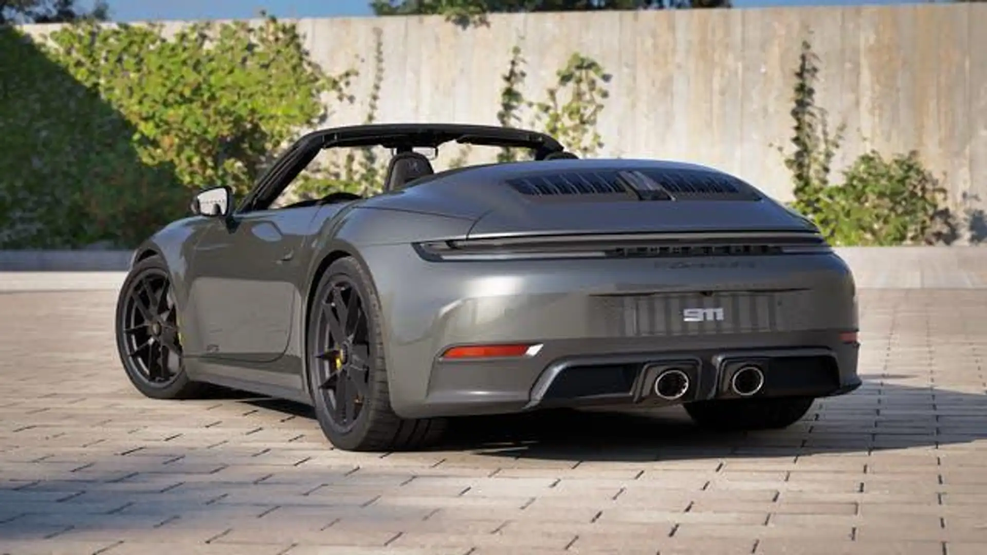 포르쉐 911 Carrera 4 GTS Cabriolet 2026 실버 사진 3