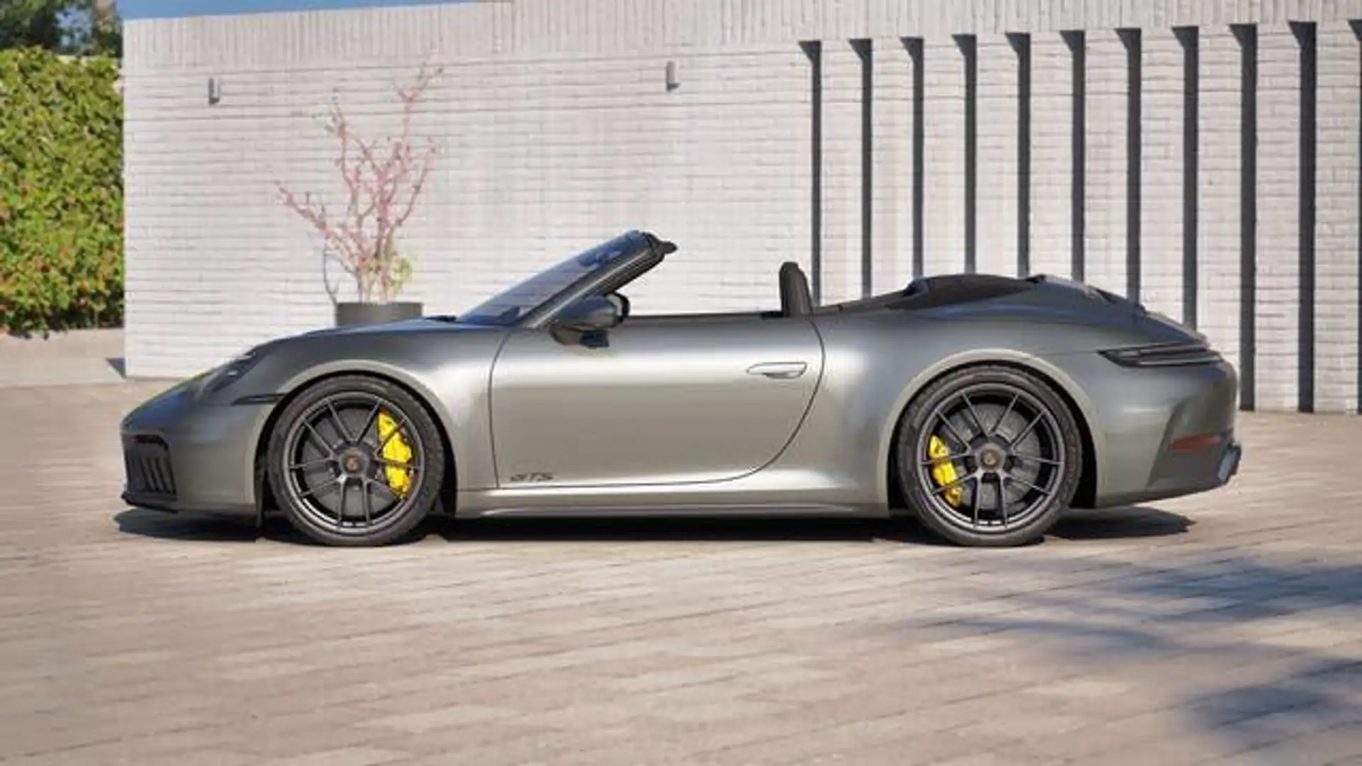 포르쉐 911 Carrera 4 GTS Cabriolet 2026 실버 사진 2