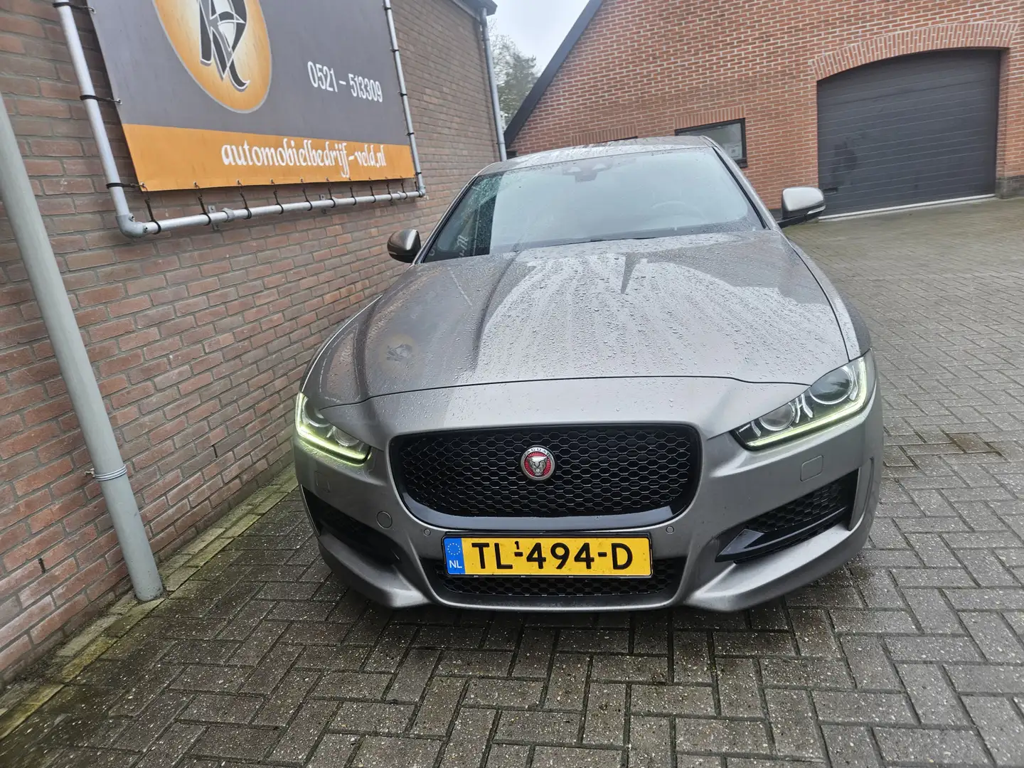 Jaguar XE 2.0 D Portfolio Grau - 2