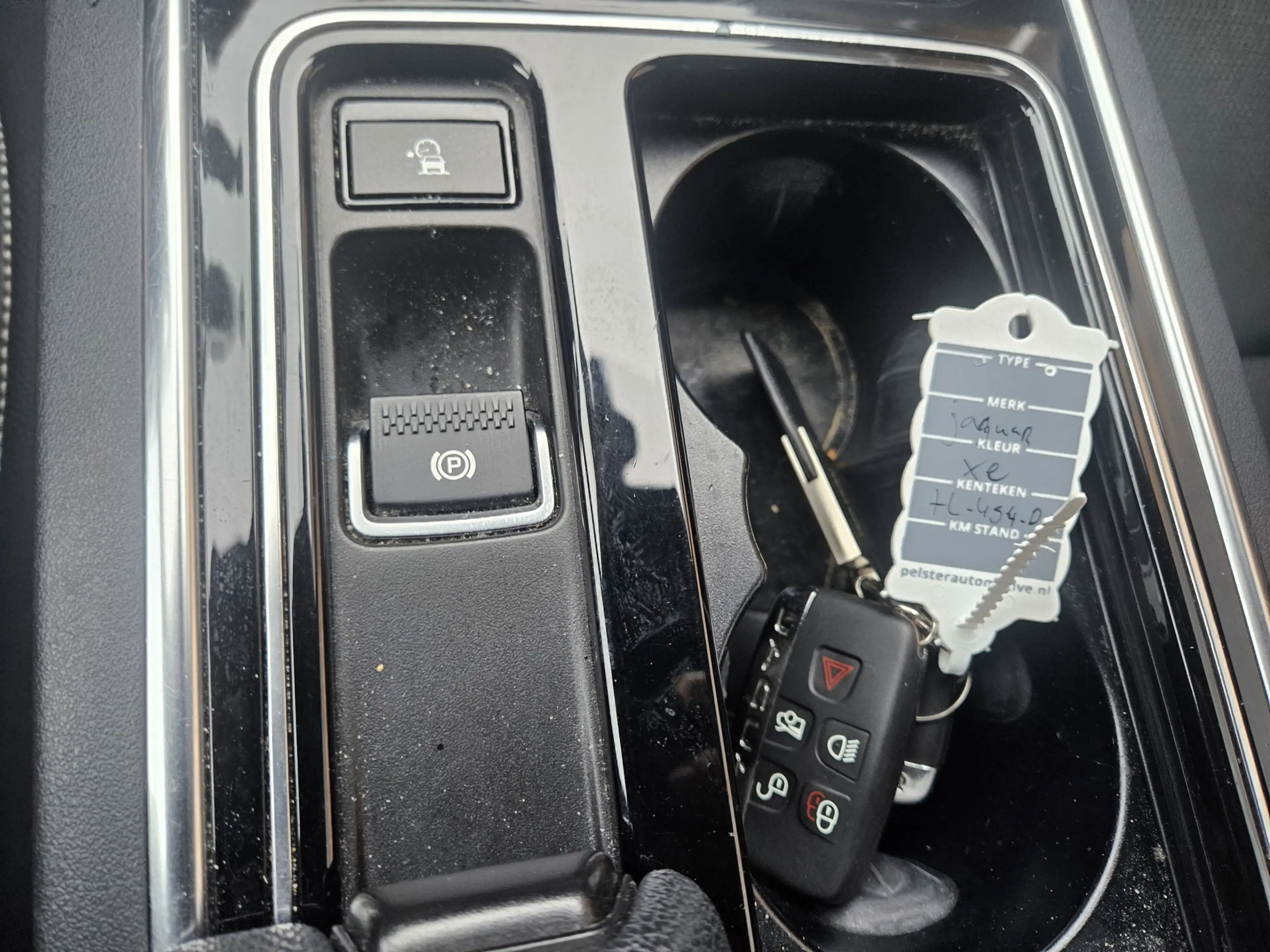 Jaguar XE 2.0 D Portfolio — photo 15