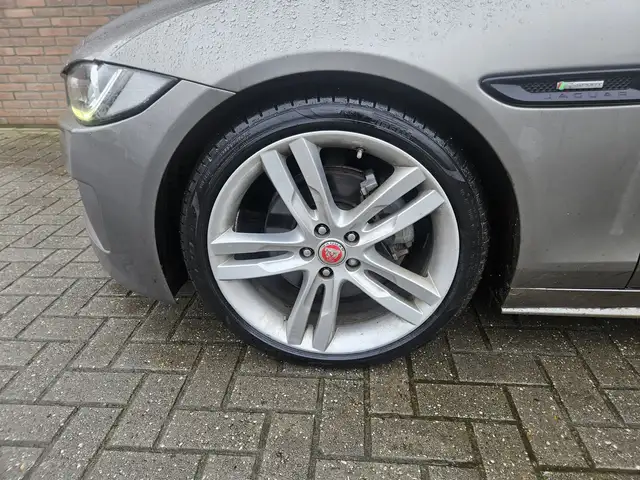 Jaguar Xe view 4
