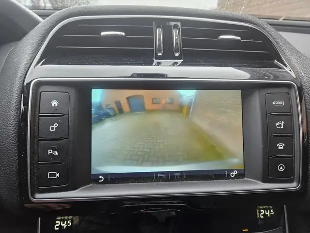 Jaguar Xe view 11