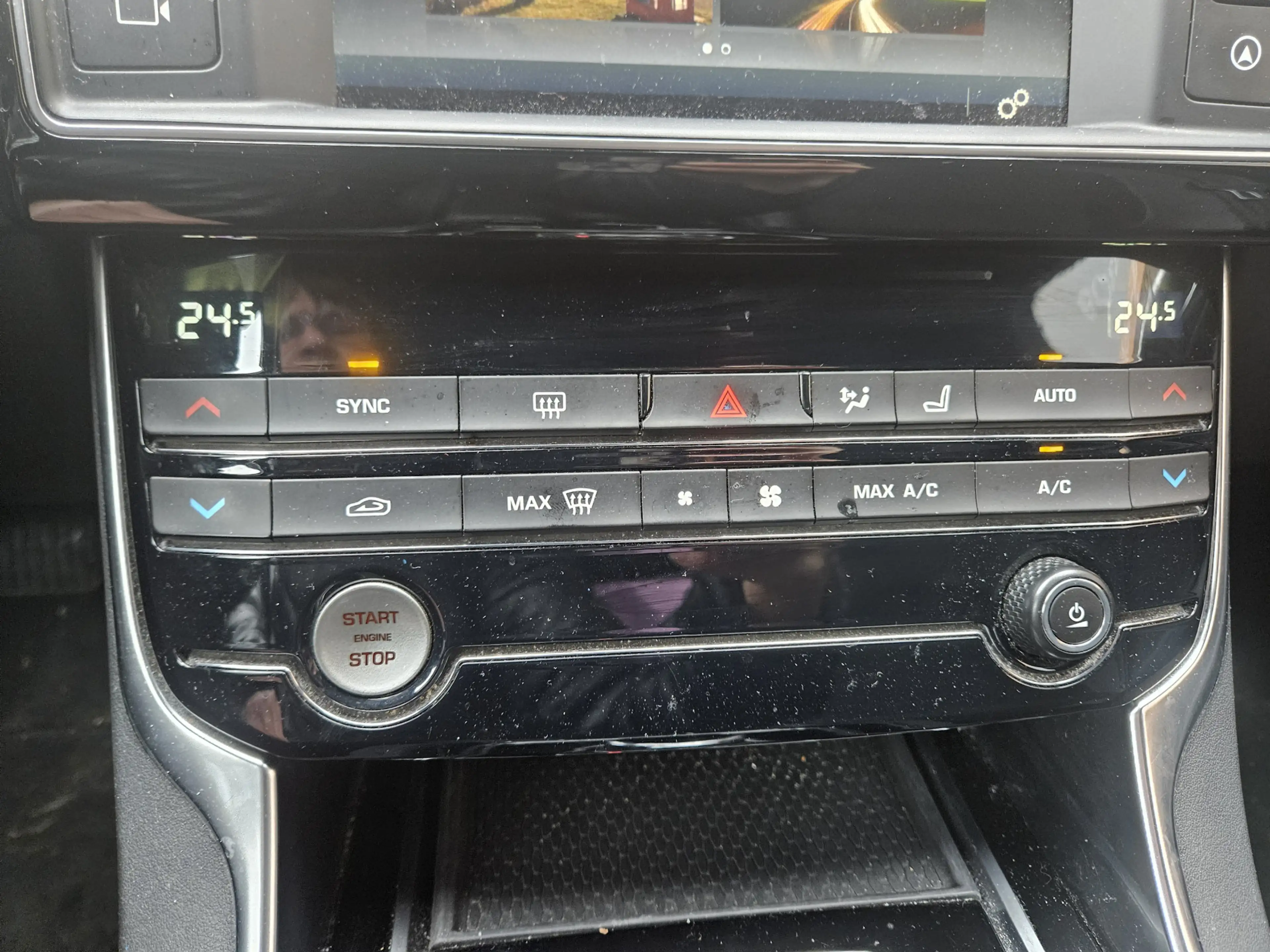 Jaguar XE 2.0 D Portfolio — photo 12
