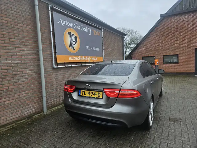 Jaguar Xe view 21