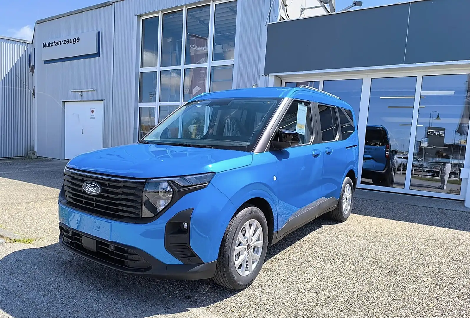 Ford Tourneo Courier 1,0 EcoBoost Titanium Aut. Blau - 1