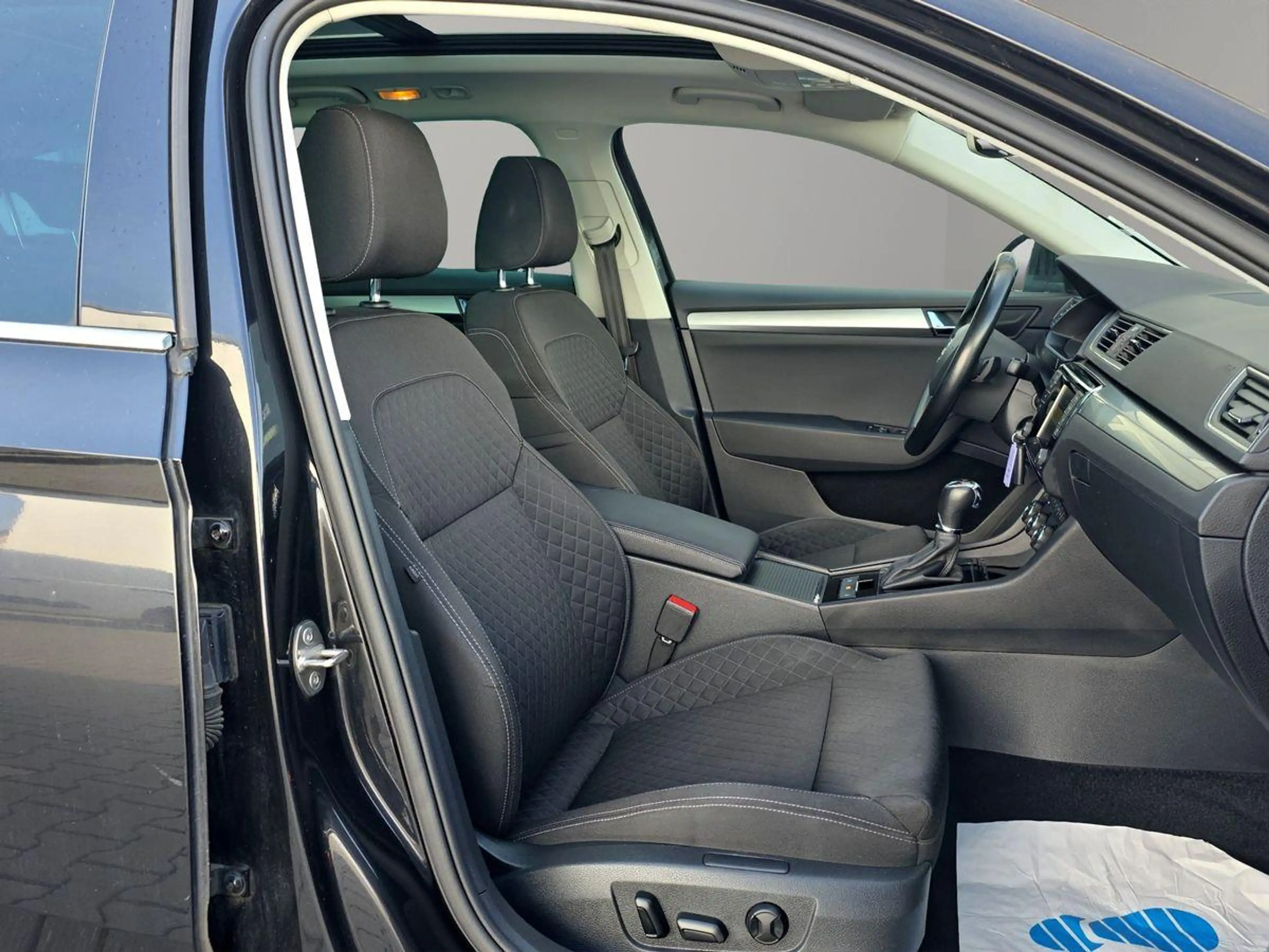 Skoda Superb Style TDI PANO AHK ACC R-KAM BI-XEN MEMOR — photo 10