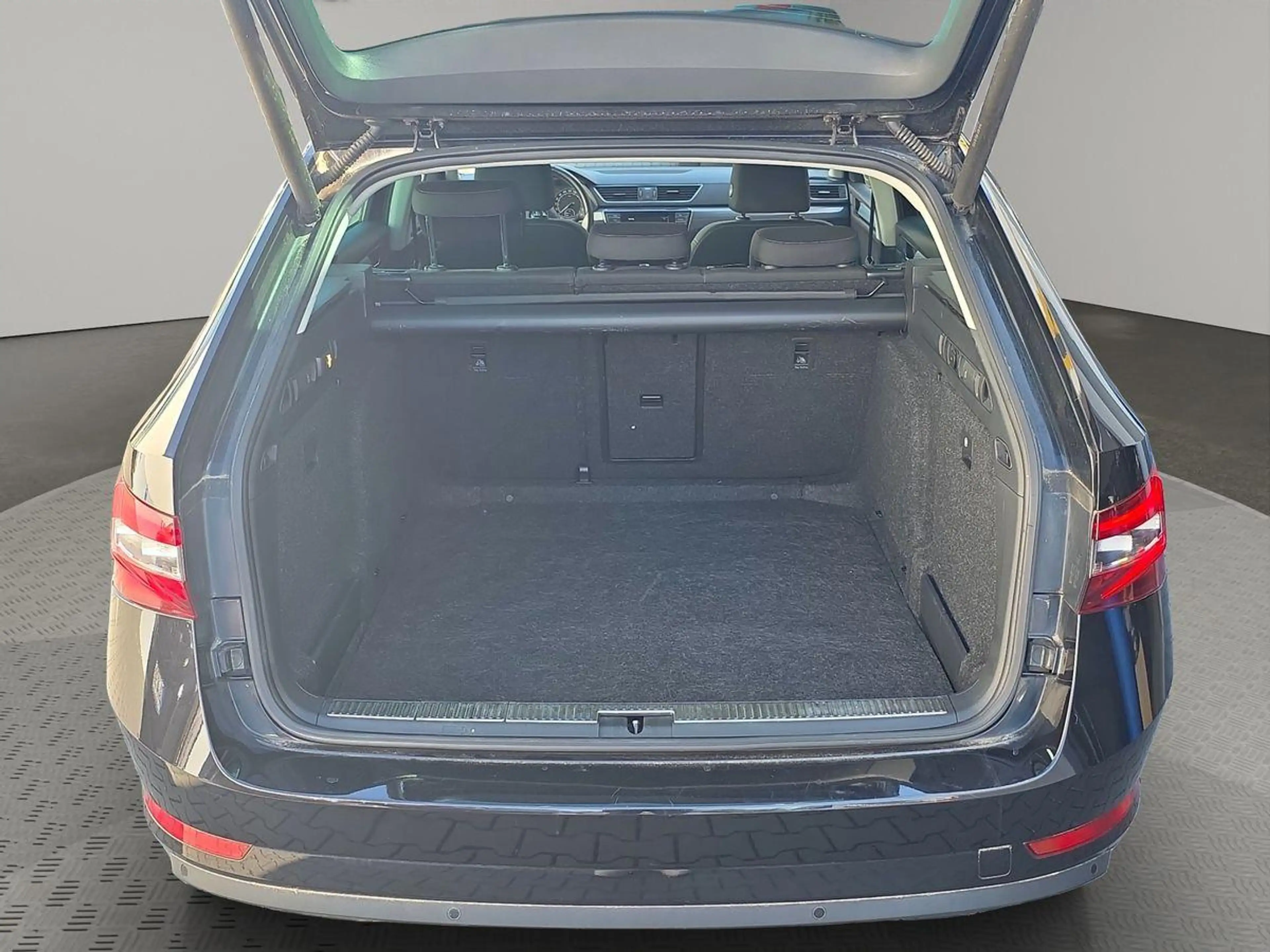 Skoda Superb Style TDI PANO AHK ACC R-KAM BI-XEN MEMOR — photo 7
