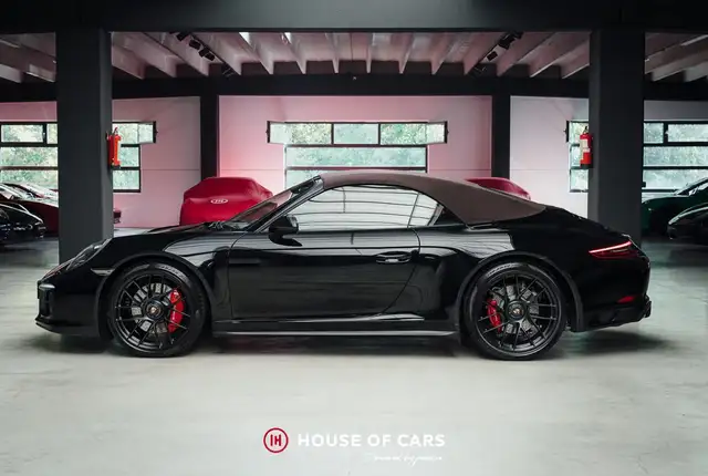 Porsche 911 view 10