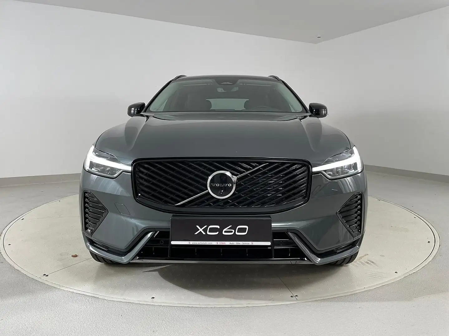 Volvo XC60 B5 AWD Plus Dark Aut. | Stahl Wien 22 Grün - 2