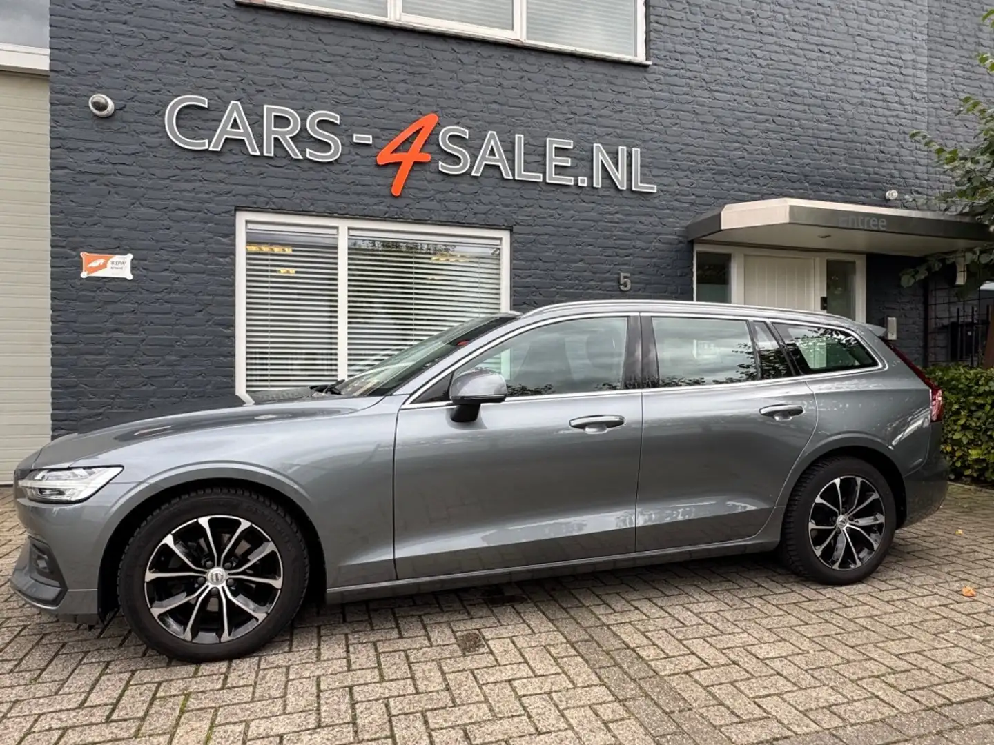 Volvo V60 2.0 D3 Momentum Pro + Camera + Key les + Navi - 1 Grijs - 2
