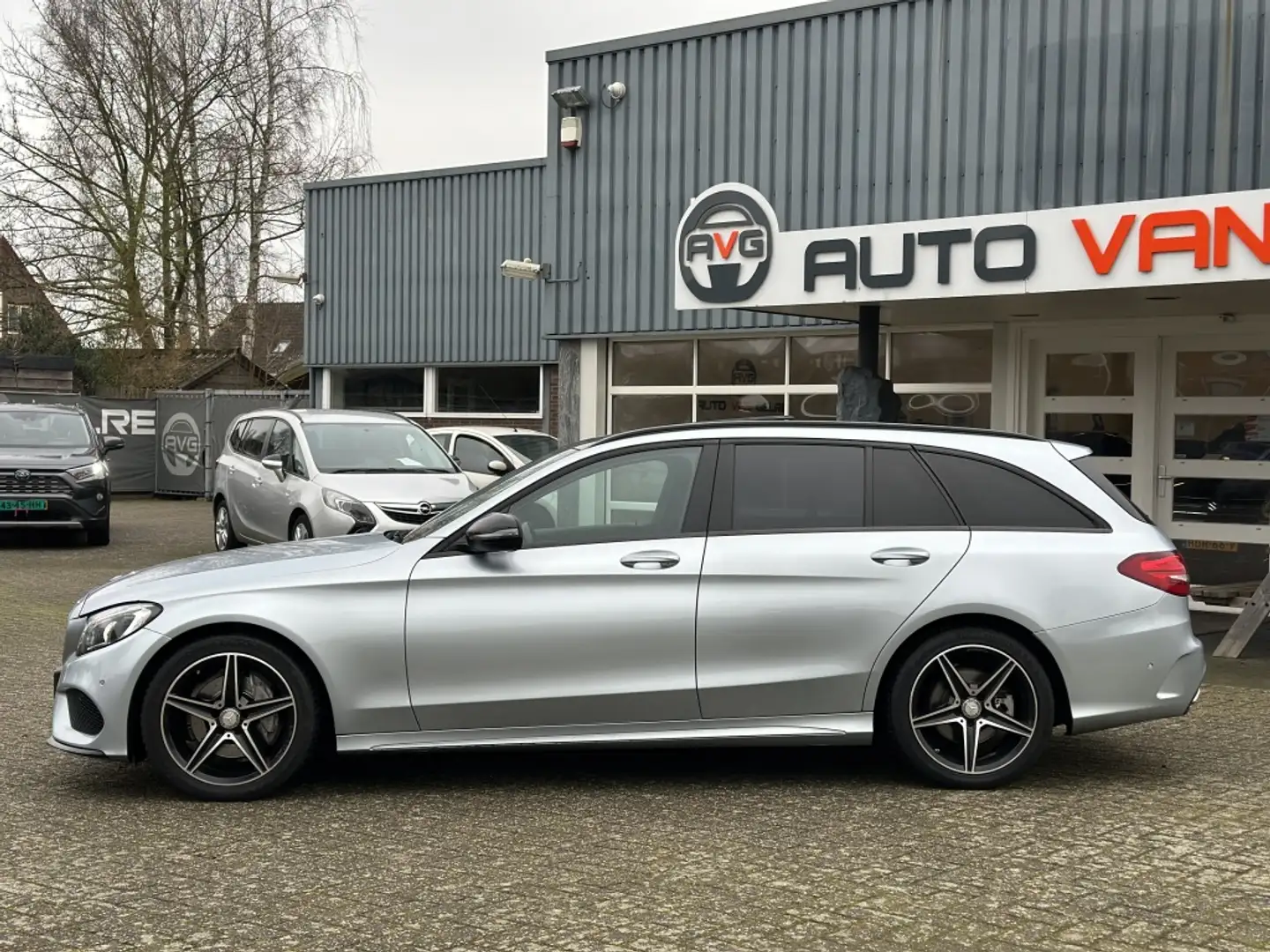 Mercedes-Benz C 180 Estate AMG Sp. Edition Night Pack PANO*LEDER*UNIEK Grijs - 2