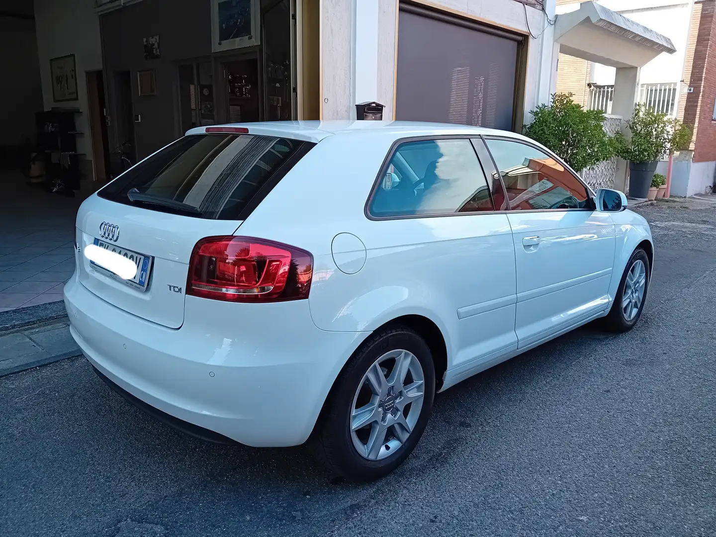 Audi A3 3p 1.6 tdi Attraction *UNICO PROPRIETARIO* Bianco - 2