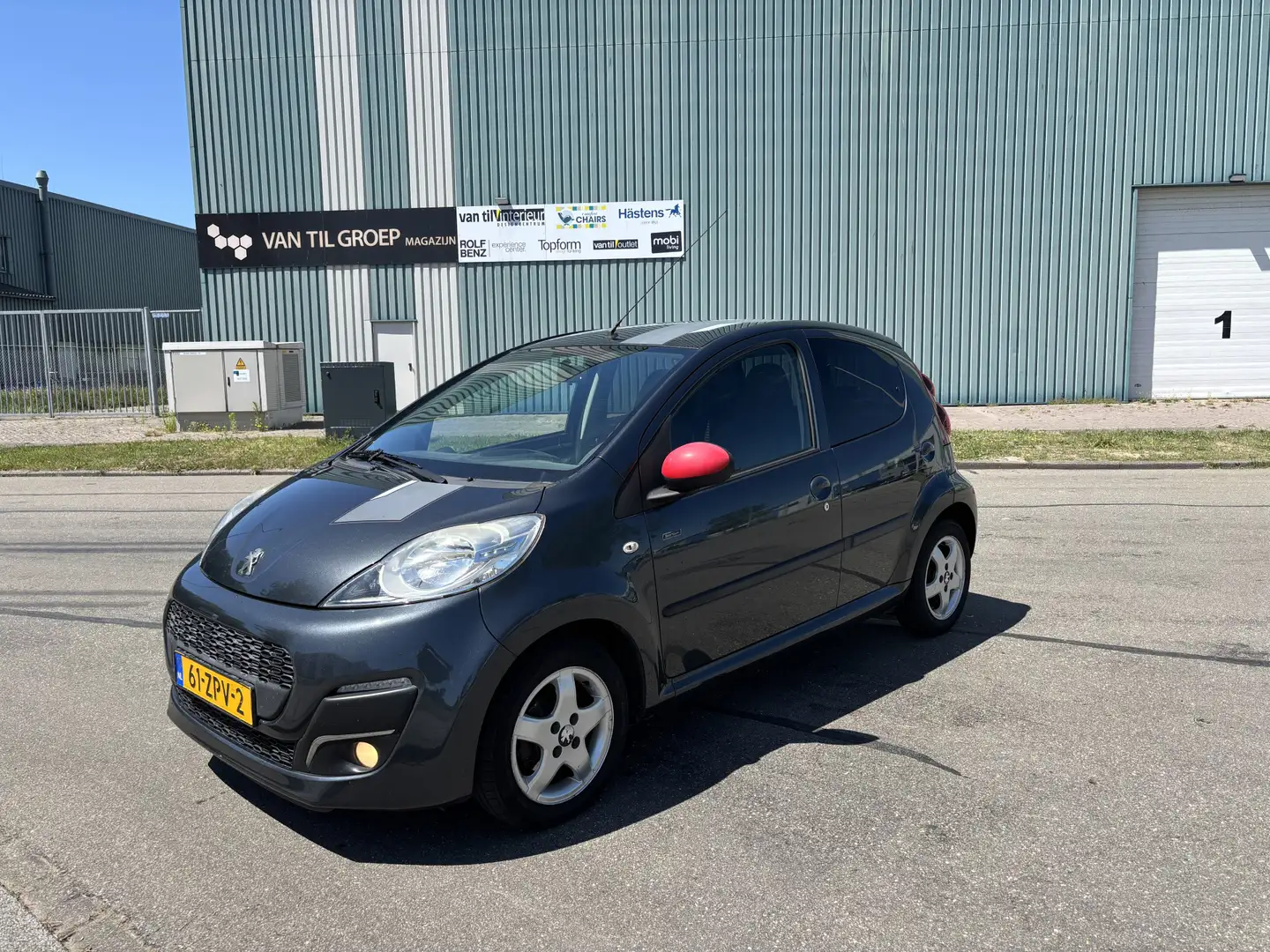 Peugeot 107 1.0-12V Sportium 5-Deurs 68 PK. Zuinige en zeer fi Grijs - 1