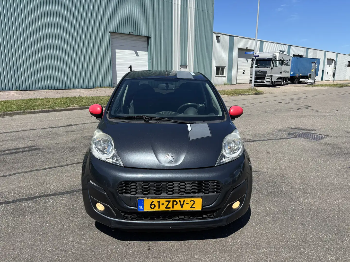 Peugeot 107 1.0-12V Sportium 5-Deurs 68 PK. Zuinige en zeer fi Grijs - 2
