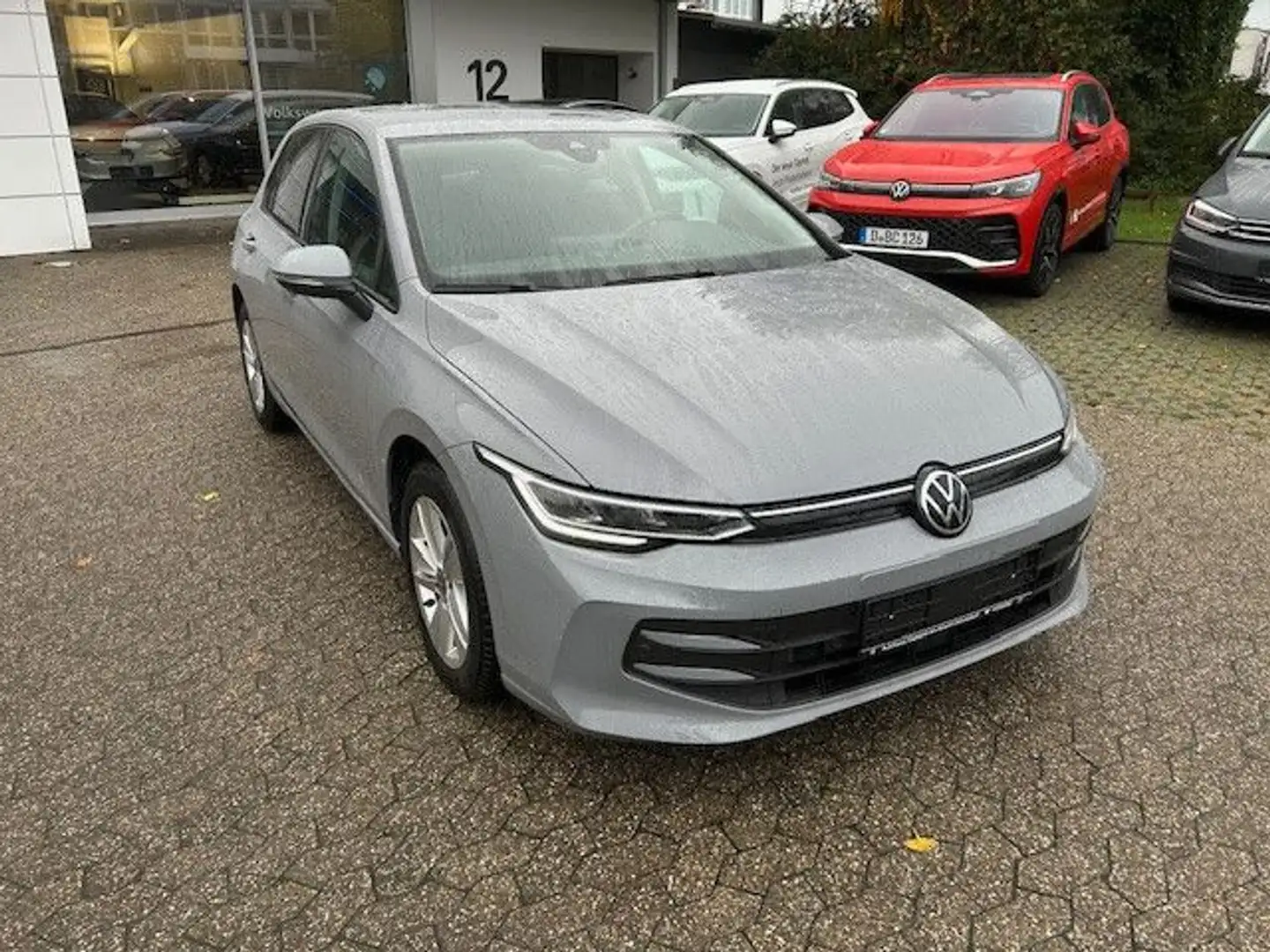 Volkswagen Golf VIII Lim. 1.5 TSI 85 kW Gris - 2