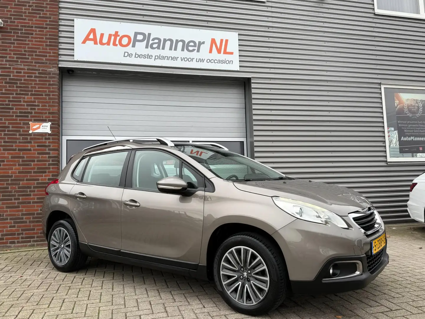 Peugeot 2008 1.2 PureTech Active! Clima! Cruise! Navi! Pano! Grijs - 2