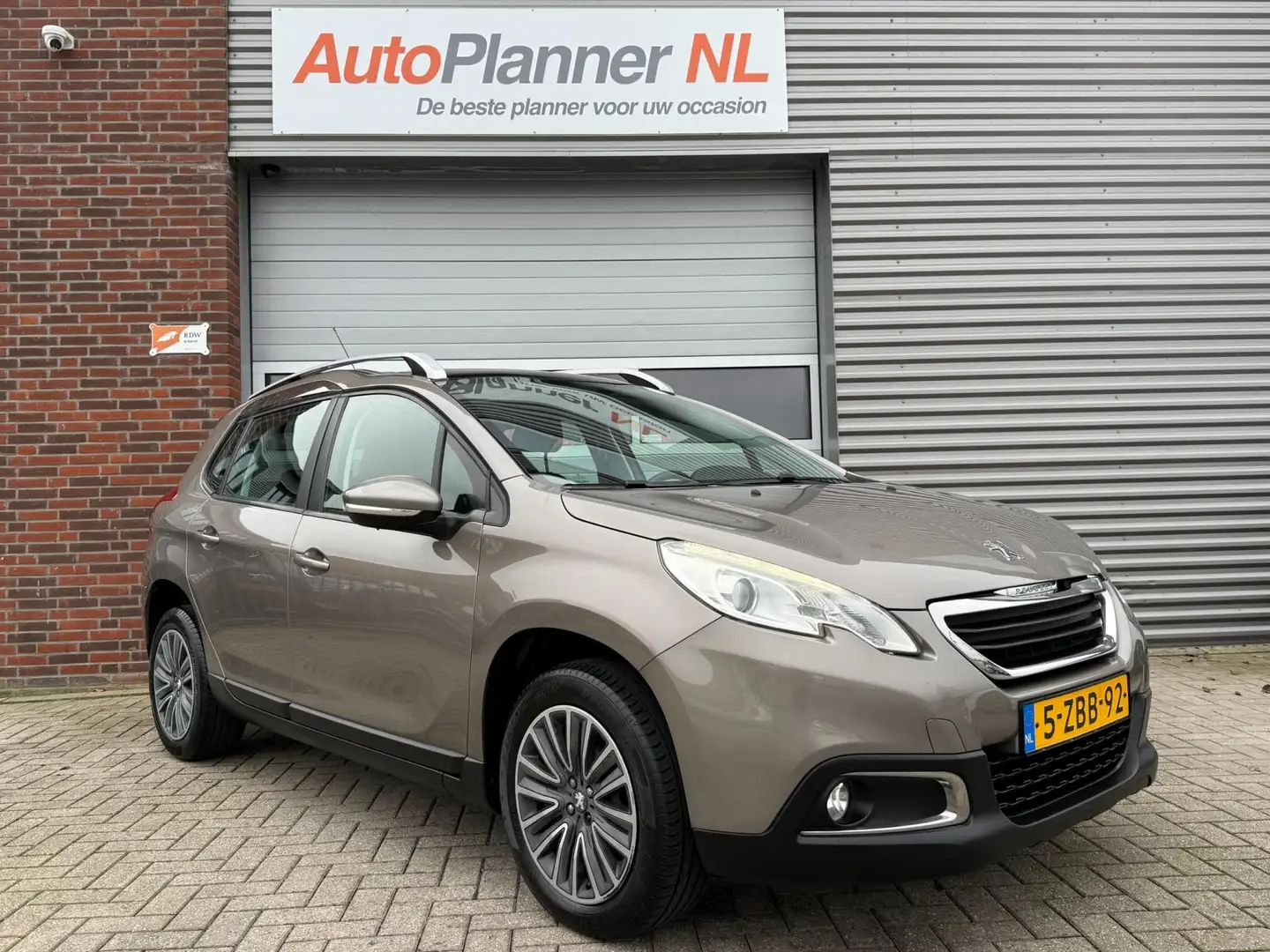 Peugeot 2008 1.2 PureTech Active! Clima! Cruise! Navi! Pano! Grijs - 1