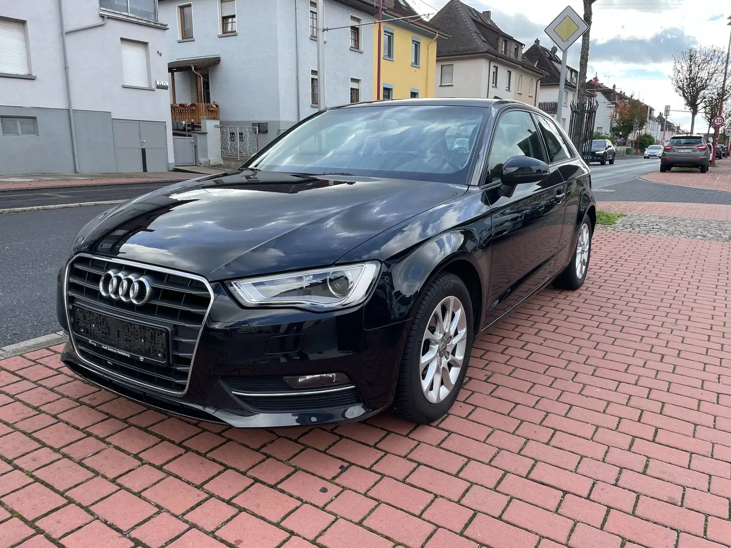 Audi A3 attraction crna - 1