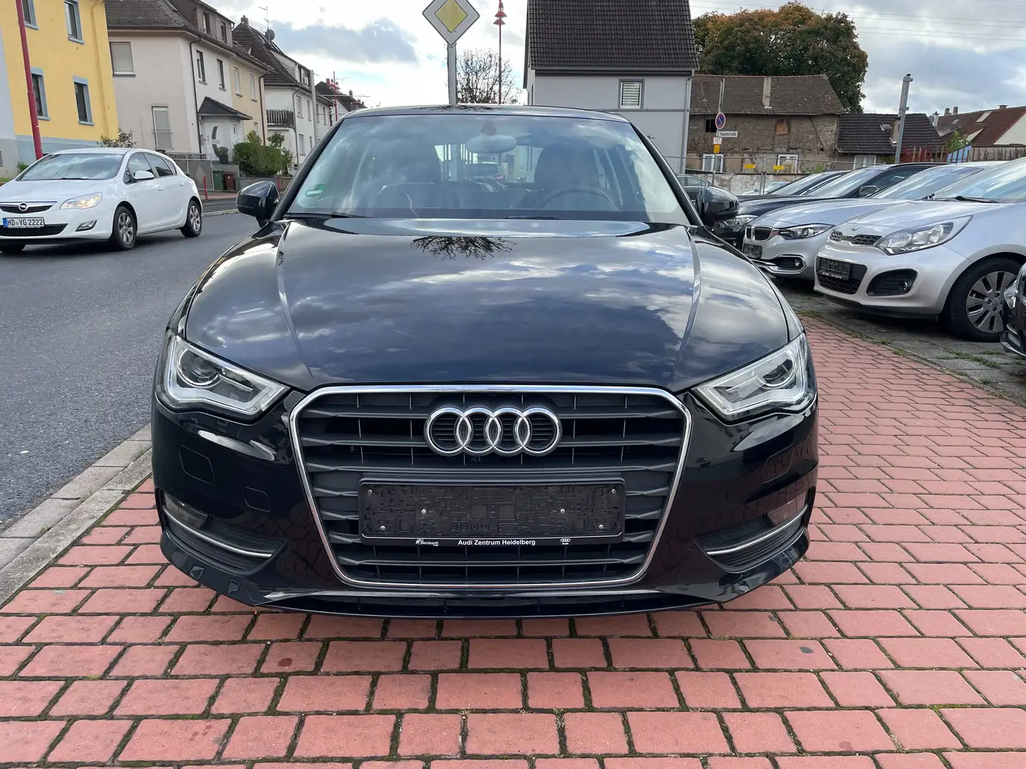 Audi A3 attraction crna - 2