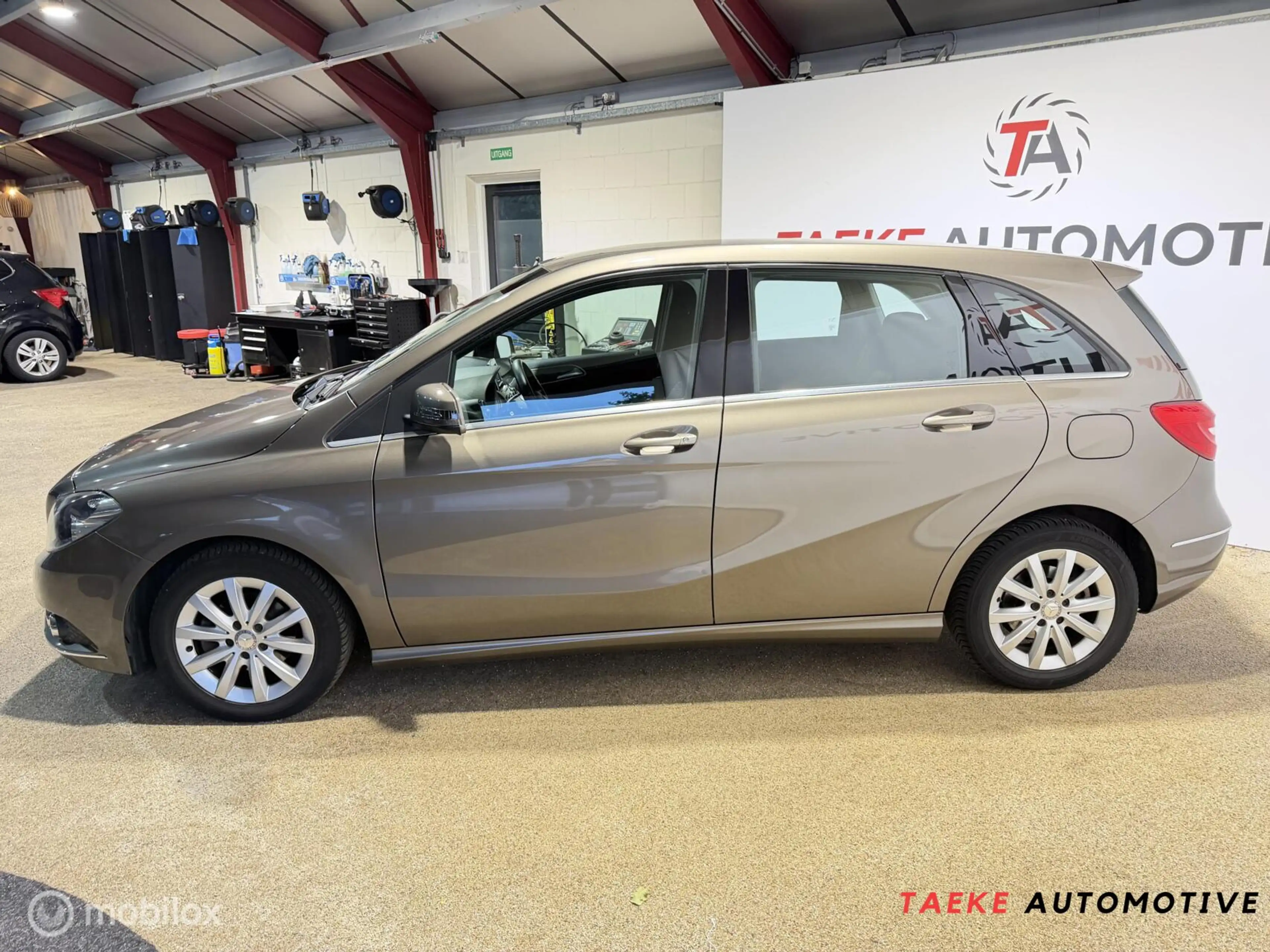 Mercedes-Benz B 180 Ambition AUT/CLIMA/CRUISE/CAMERA/1eEIG — photo 2