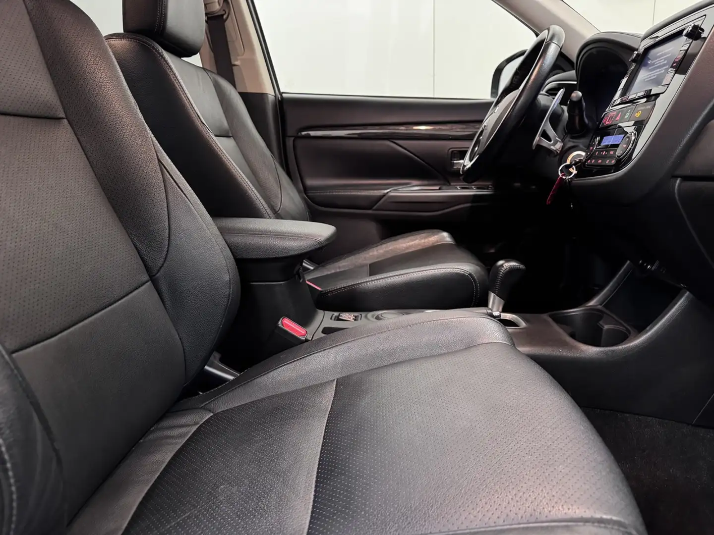 Mitsubishi Outlander 2.0 Benzine Automaat! - GPS -  7 PL - Airco - G... Grey - 2