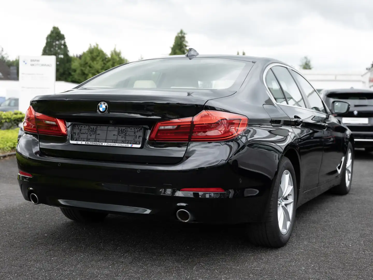 BMW 520 d LED ACC W-LAN NAVI KAMERA LEDER SHZ PDC Schwarz - 2