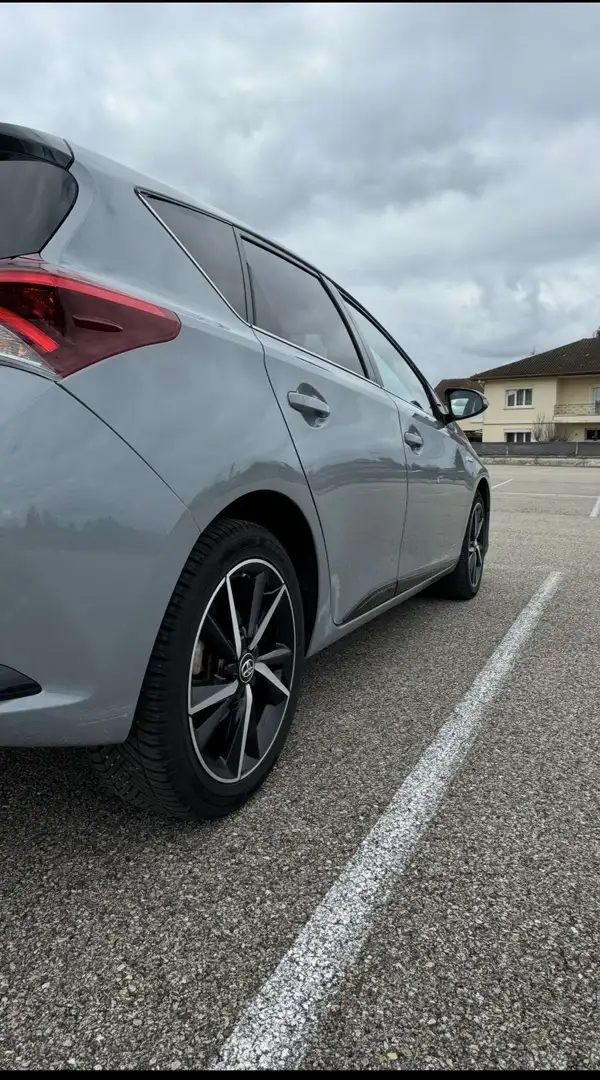 Toyota Auris 1.8 hybride Gris - 2