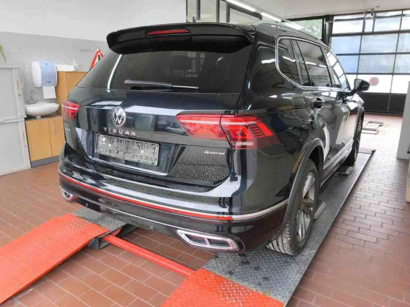 Volkswagen Tiguan Allspace 2.0 TDI DSG R-Line 4Motion PANO*St Schwarz - 2
