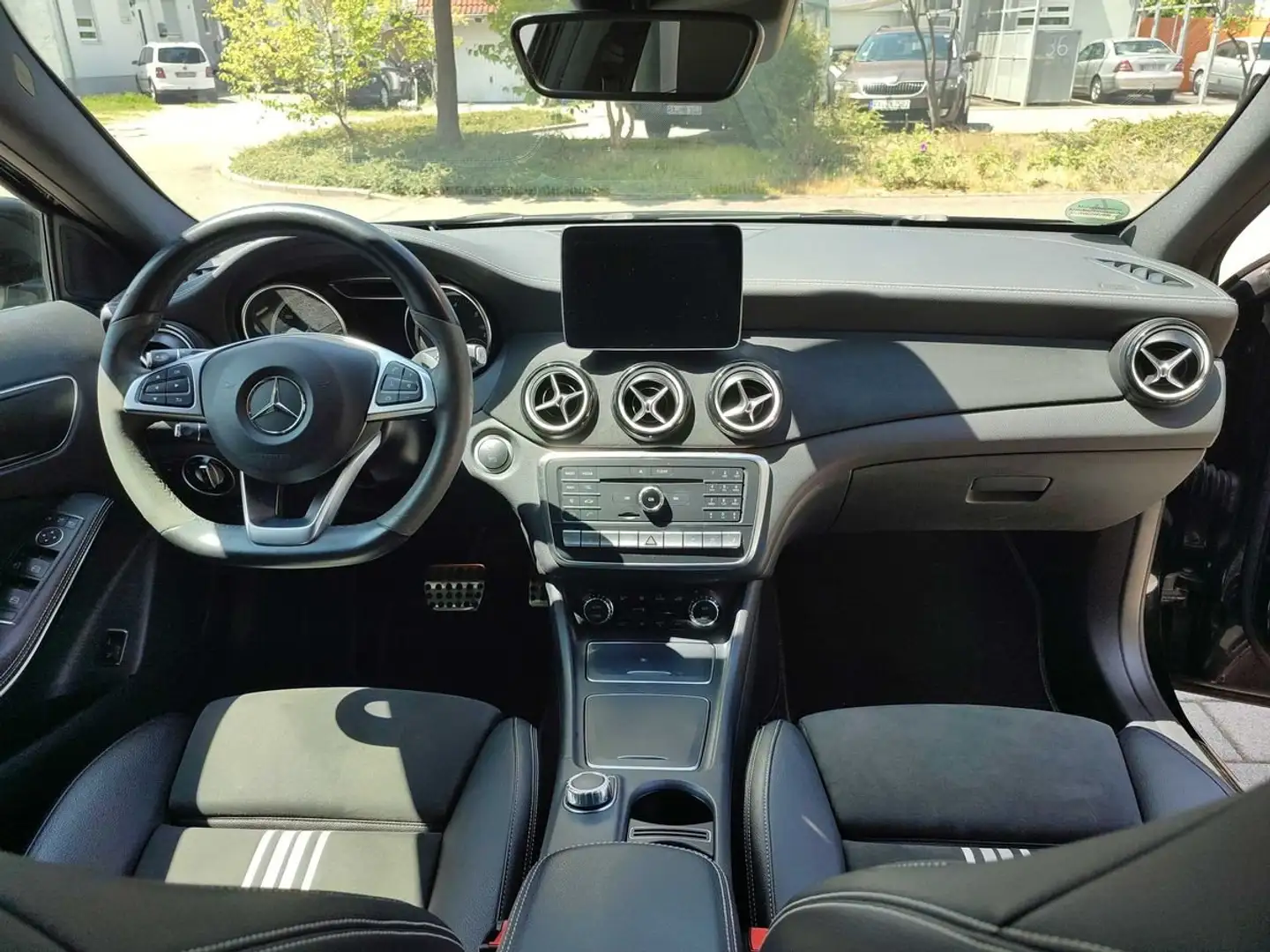 Mercedes-Benz GLA 220 GLA 220 d 4Matic 7G-DCT AMG Line Schwarz - 1