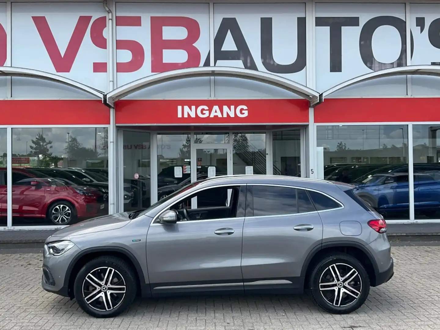 Mercedes-Benz GLA 250 GLA 250e AUT. LEER NAVI PANO-DAK CAMERA SFEERVERLI Grijs - 2