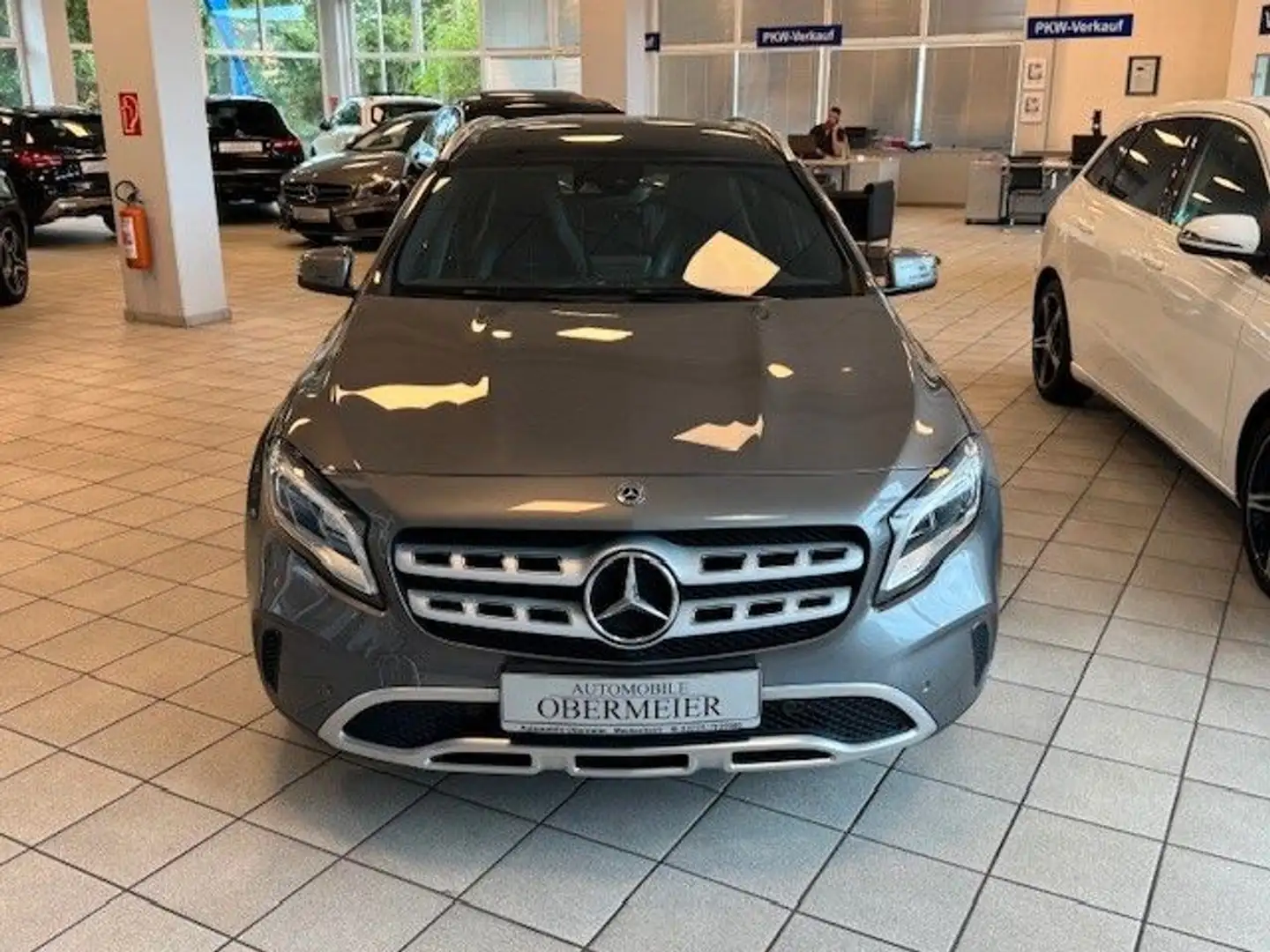 Mercedes-Benz GLA 220 Prog. 4M 7G-DCT Rü-Ka AHK LED Pano Gris - 2