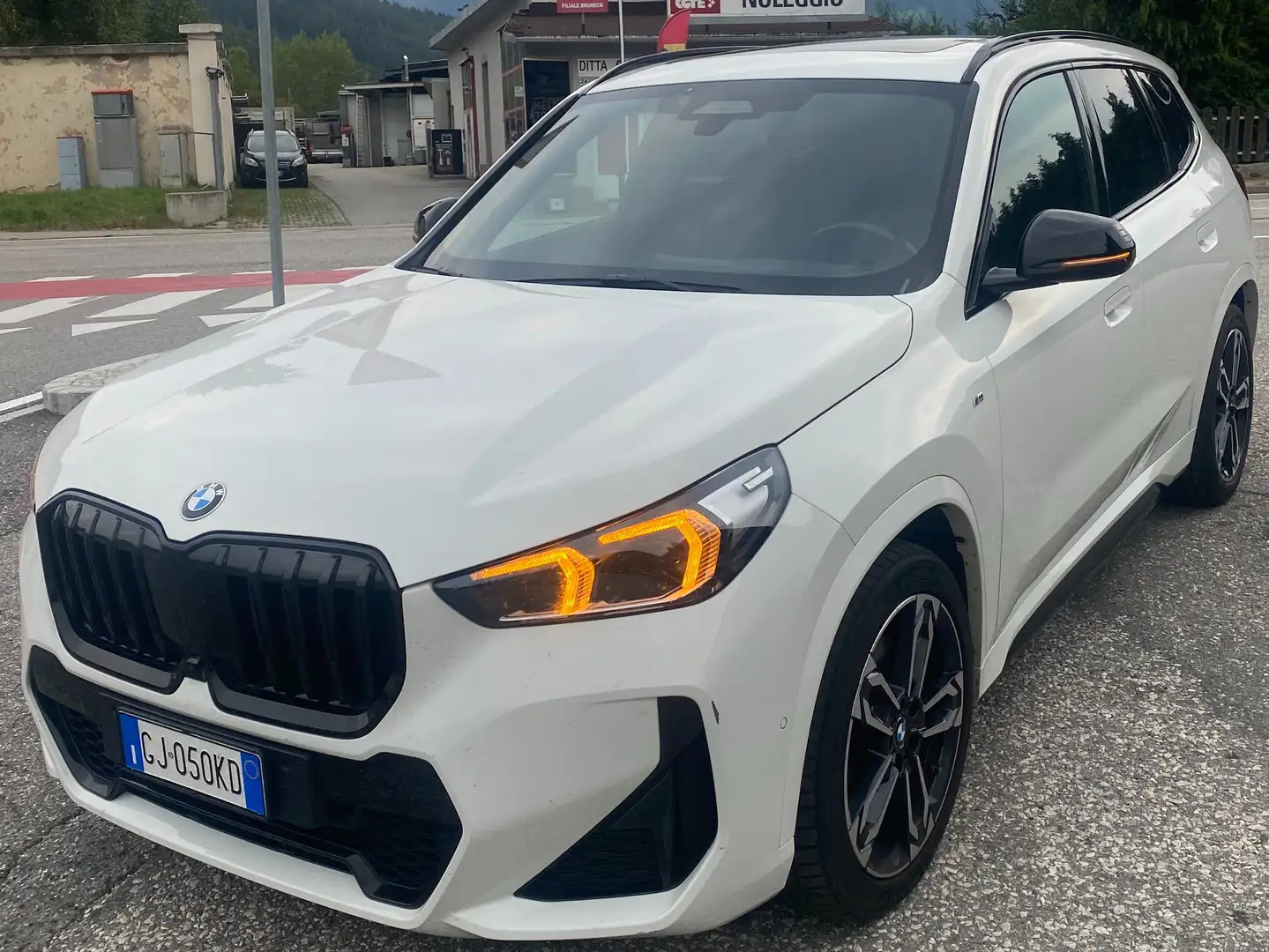 BMW X1 X1  xdrive23d mhev 48V MSport Edition Balance auto Weiß - 2