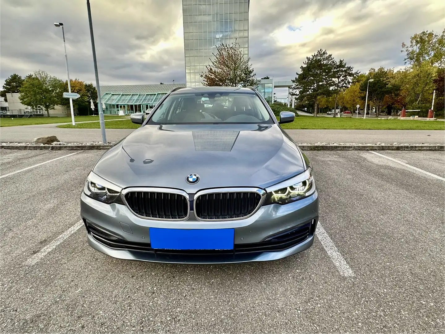 BMW 520 520d xDrive Touring Aut. Grau - 2