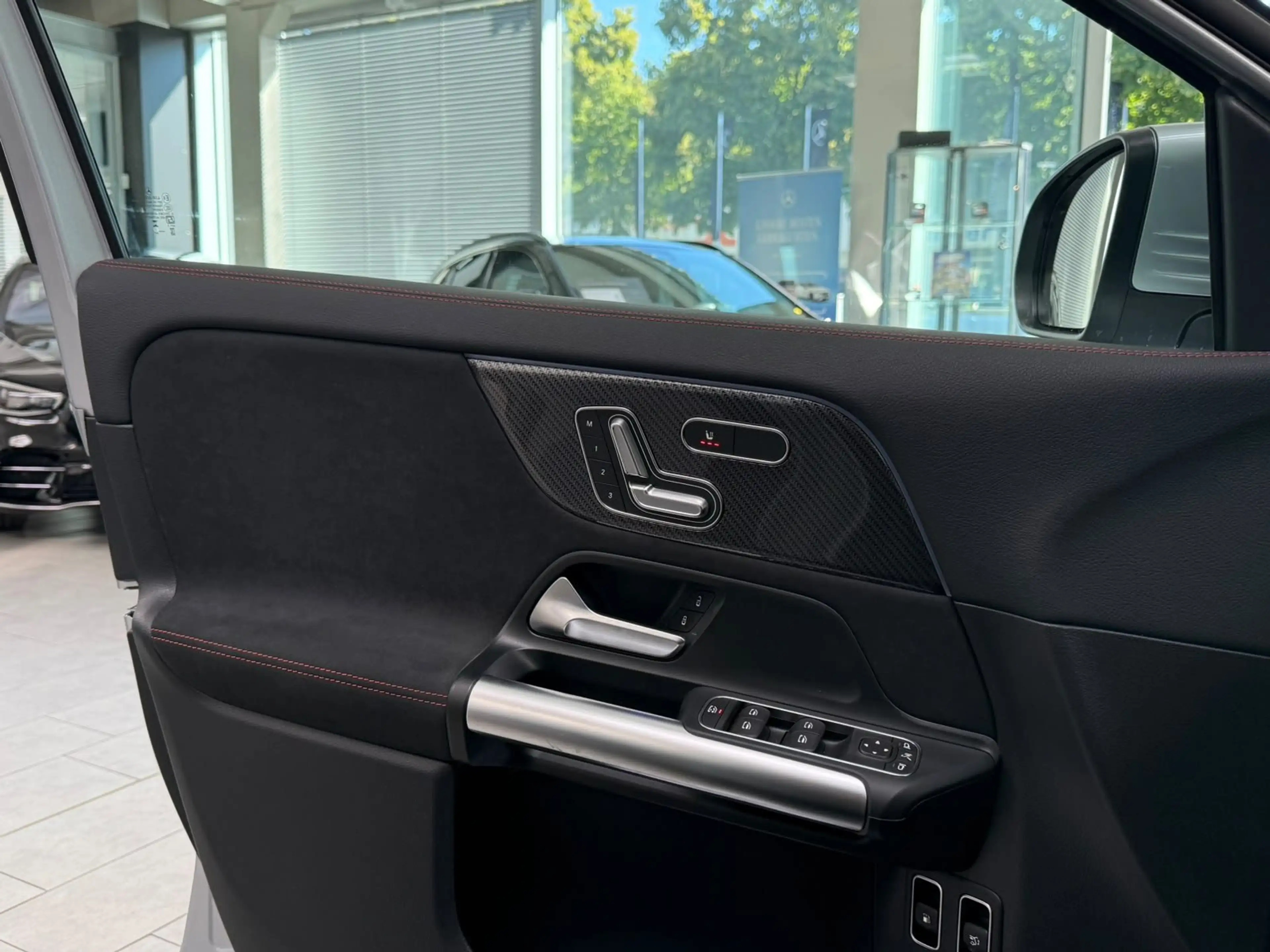 Mercedes-Benz GLA 250 e AMG+PANO+MBEAM+HUD+MEMORY+360°+KEYLESS — photo 13