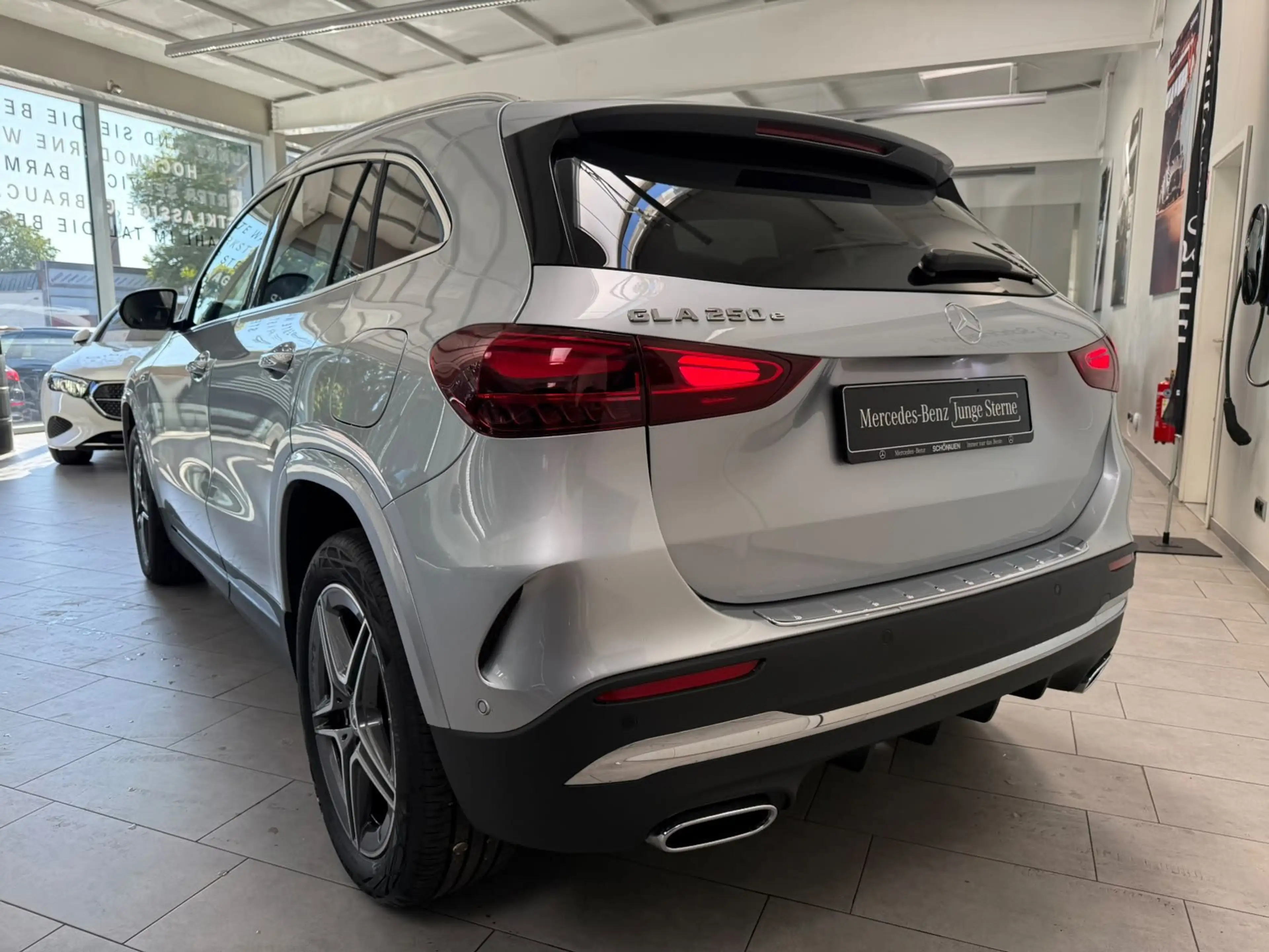 Mercedes-Benz GLA 250 e AMG+PANO+MBEAM+HUD+MEMORY+360°+KEYLESS — photo 4