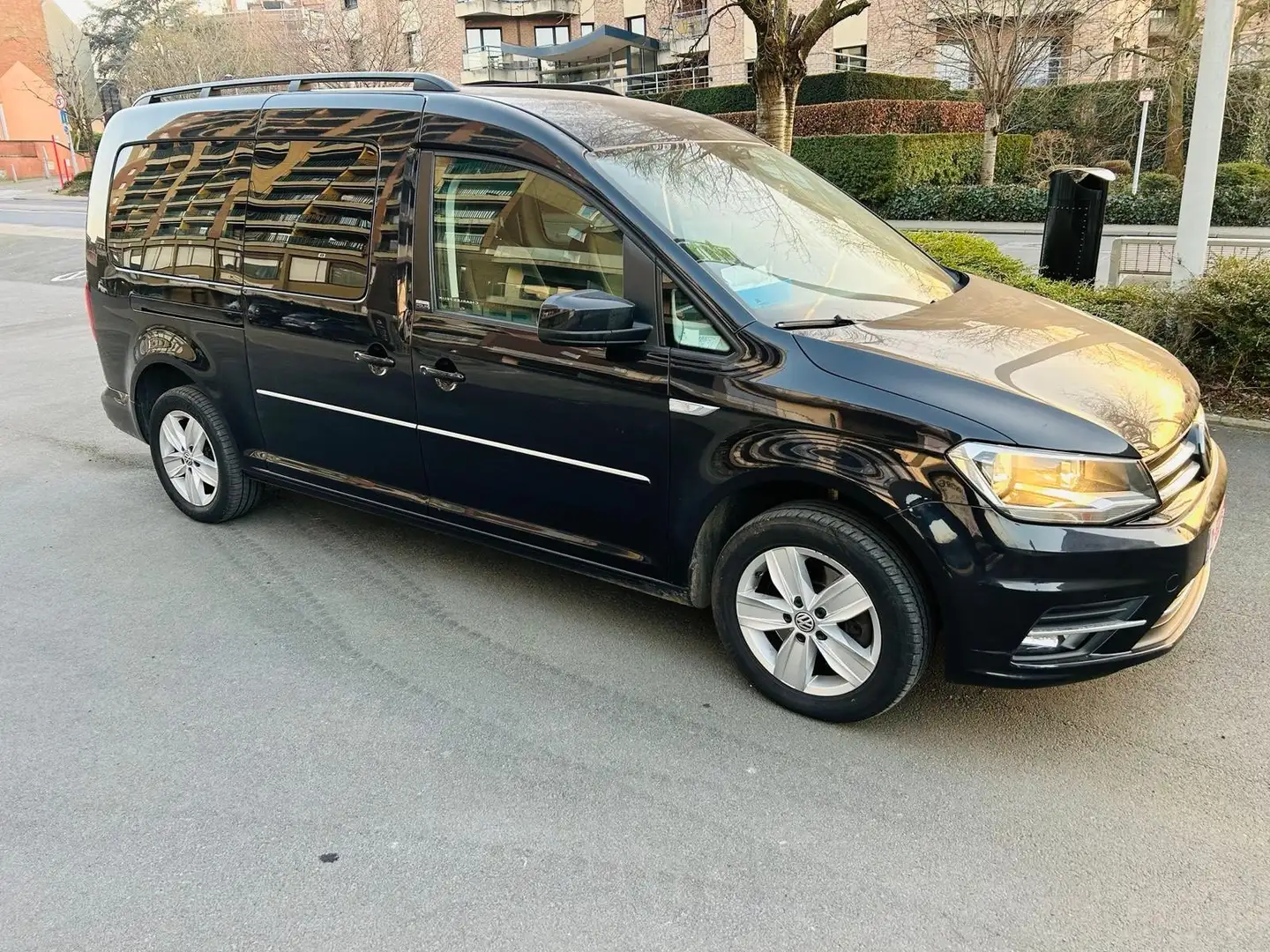 Volkswagen Caddy Maxi 7 zitplaats zeer goede staat zonder probleem Zwart - 1